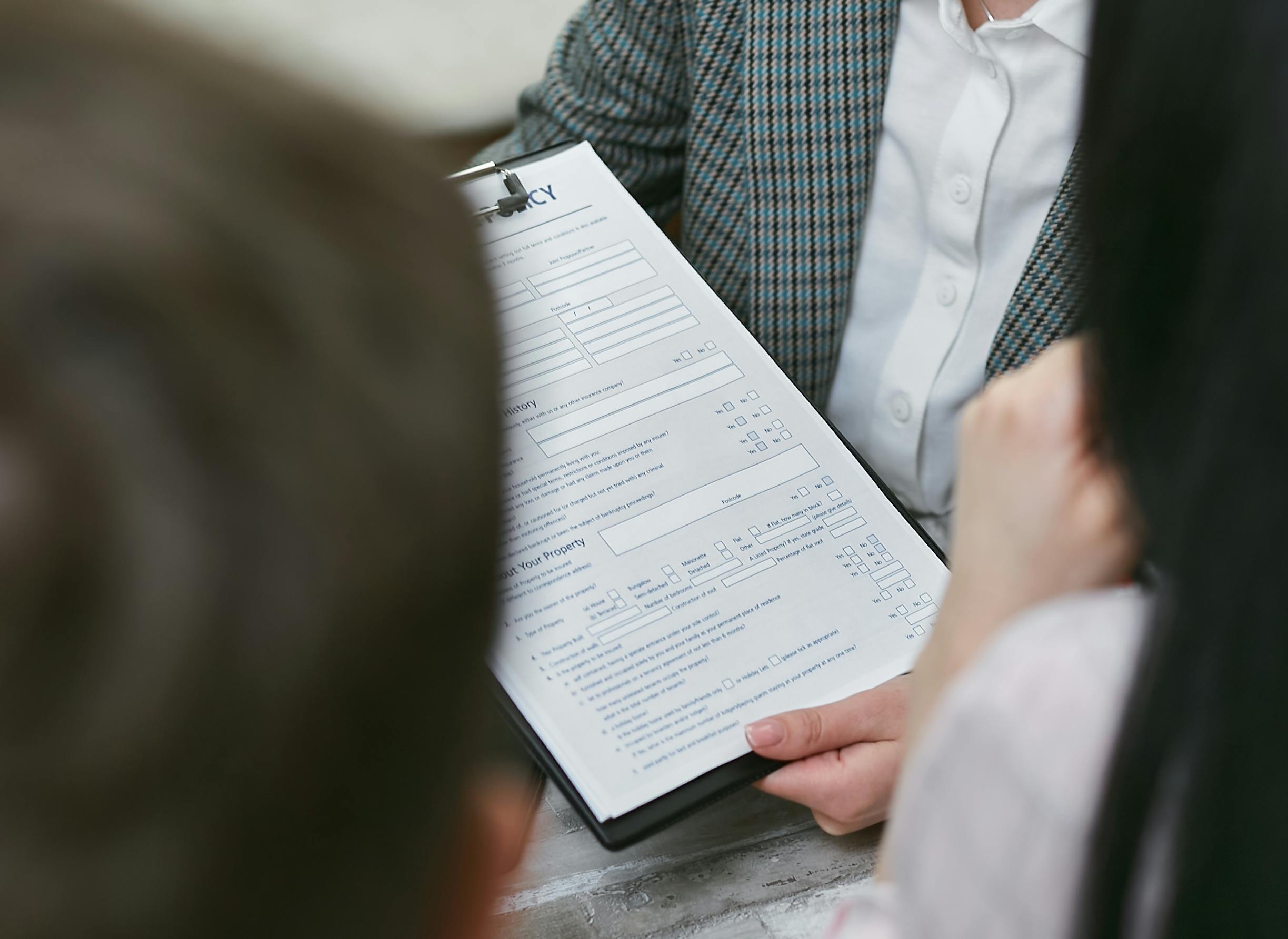 Une personne tenant un presse-papier avec un contrat | Source : Pexels