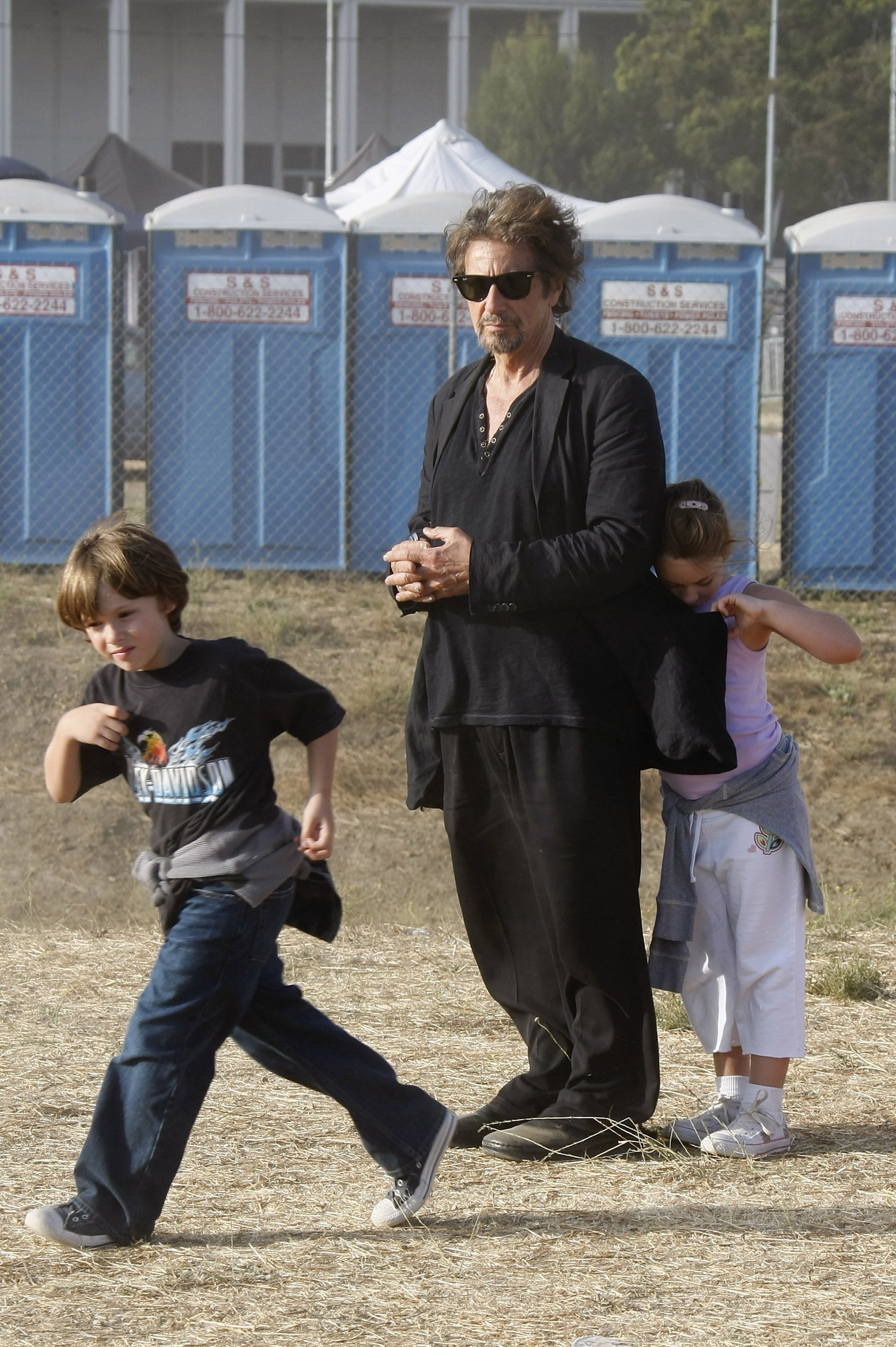 Al Pacino et ses jumeaux, son fils Anton James et sa fille Olivia Rose à Malibu, Californie le 31 août 2008. | Photo : Getty Images