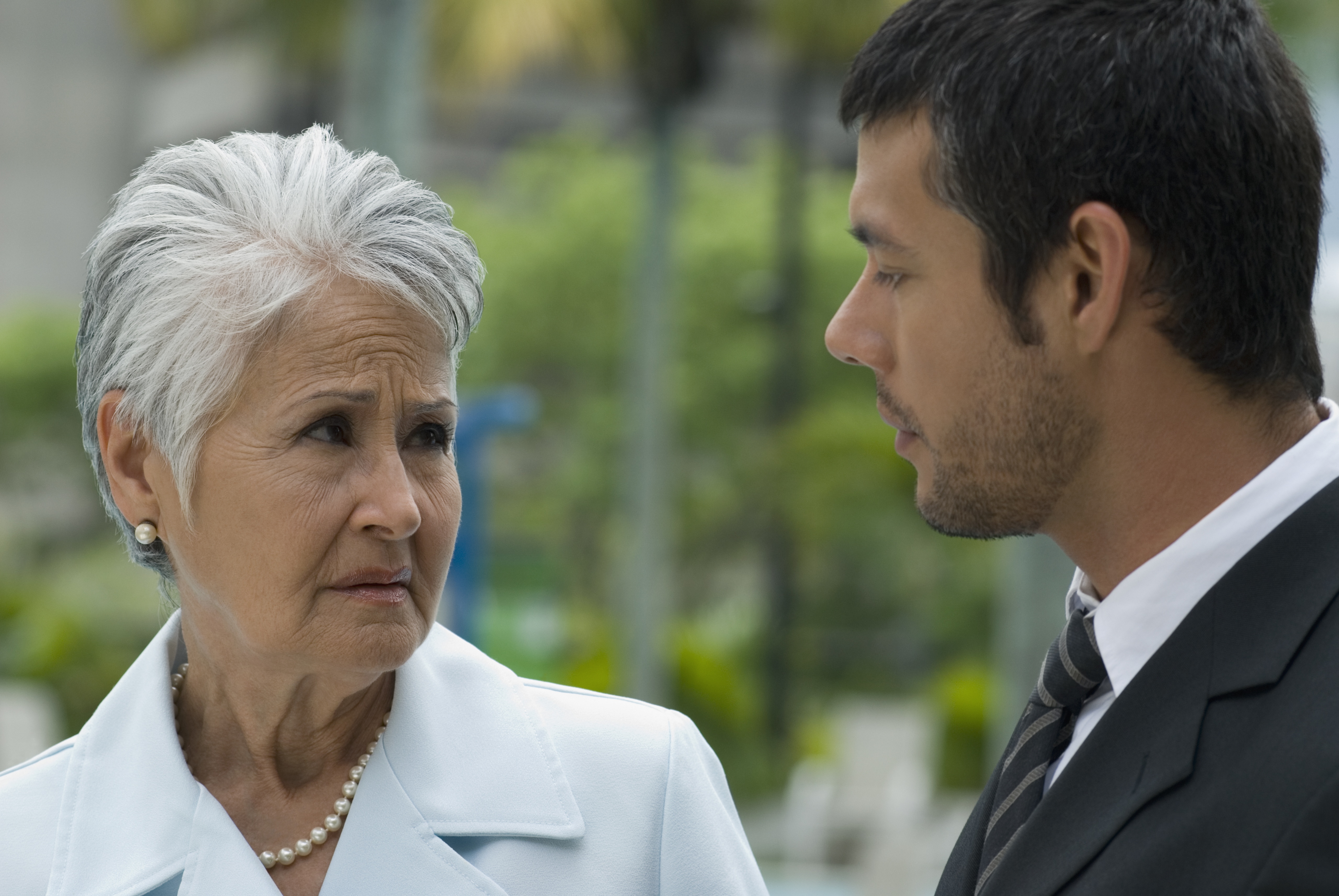 Une mère âgée parle à son fils | Source : Getty Images