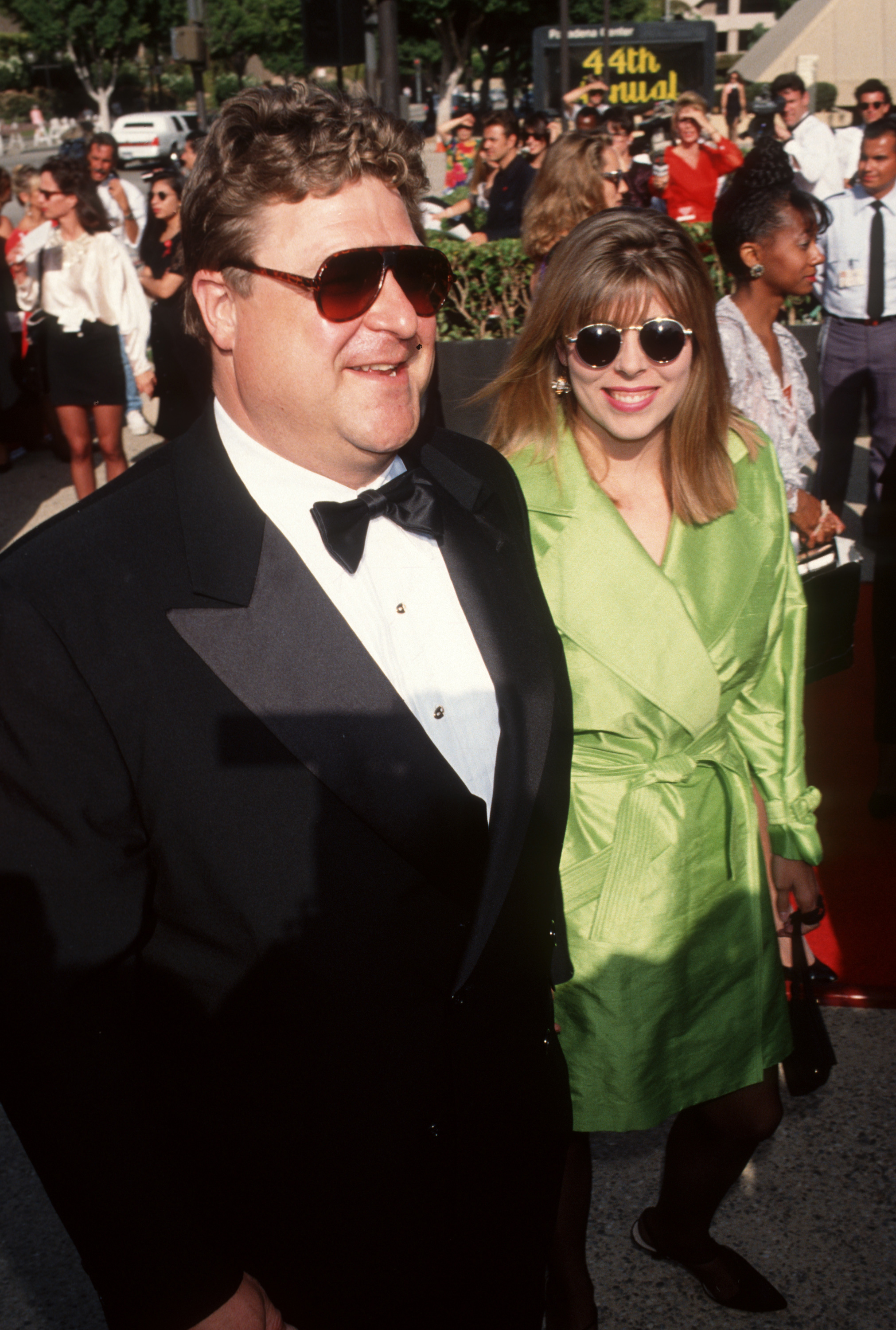 John Goodman et sa femme Anna Beth Hartzog assistent à la 44e cérémonie annuelle des Primetime Emmy Awards, le 30 août 1992, au Pasadena Civic Auditorium de Pasadena, en Californie. | Source : Getty Images
