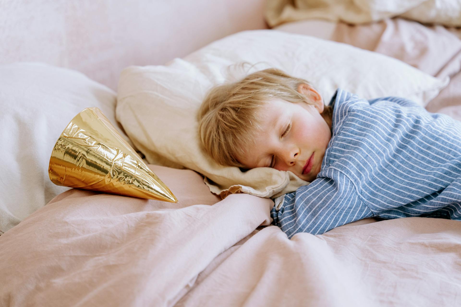 Un jeune garçon qui dort dans son lit | Source : Pexels