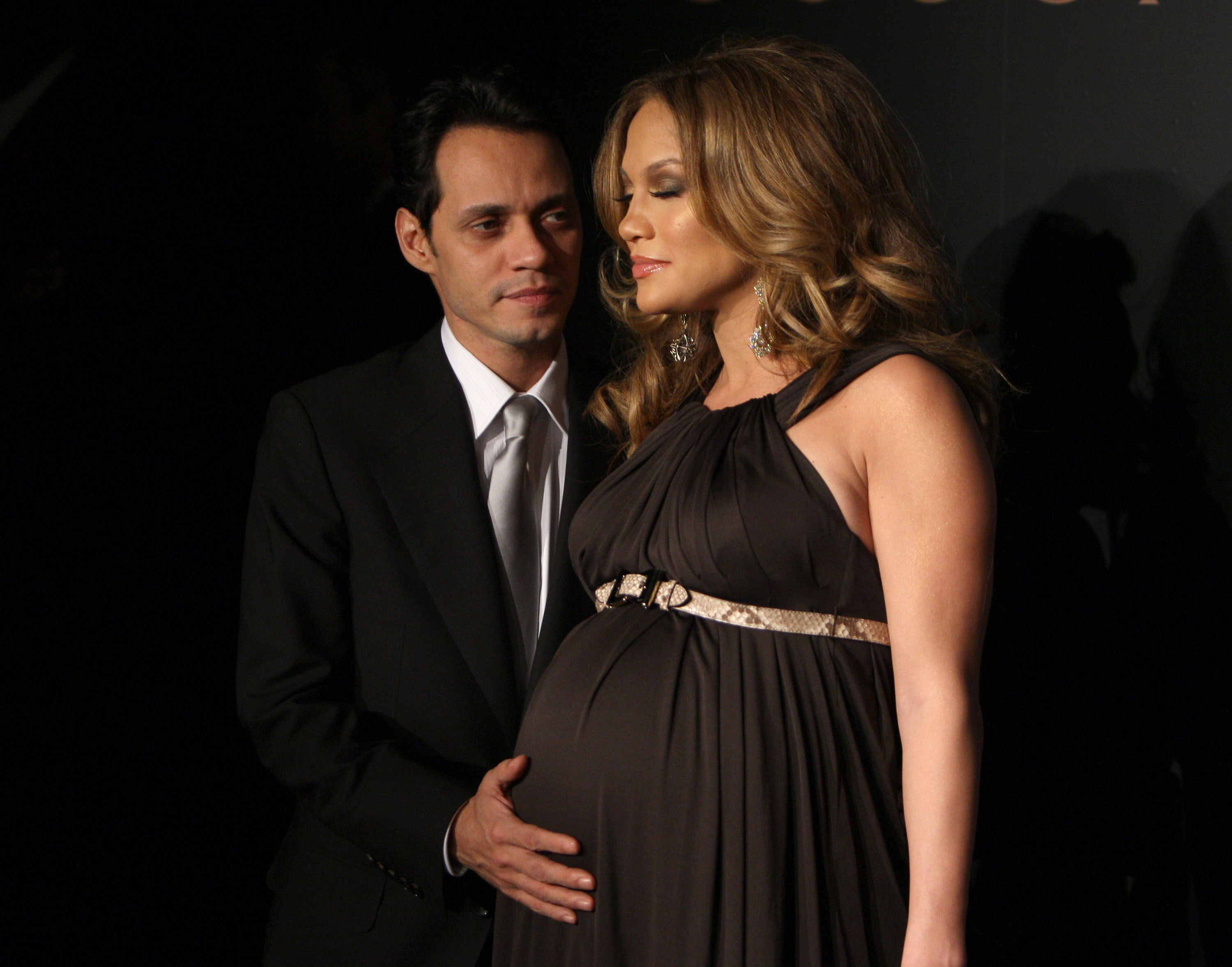 Jennifer Lopez enceinte et son ex-mari Marc Anthony photographiés lors de la Mercedes-Benz Fashion Week Fall 2008 au Salon at Bryant Park, New York City, 6 février 2008 | Source : Getty Images