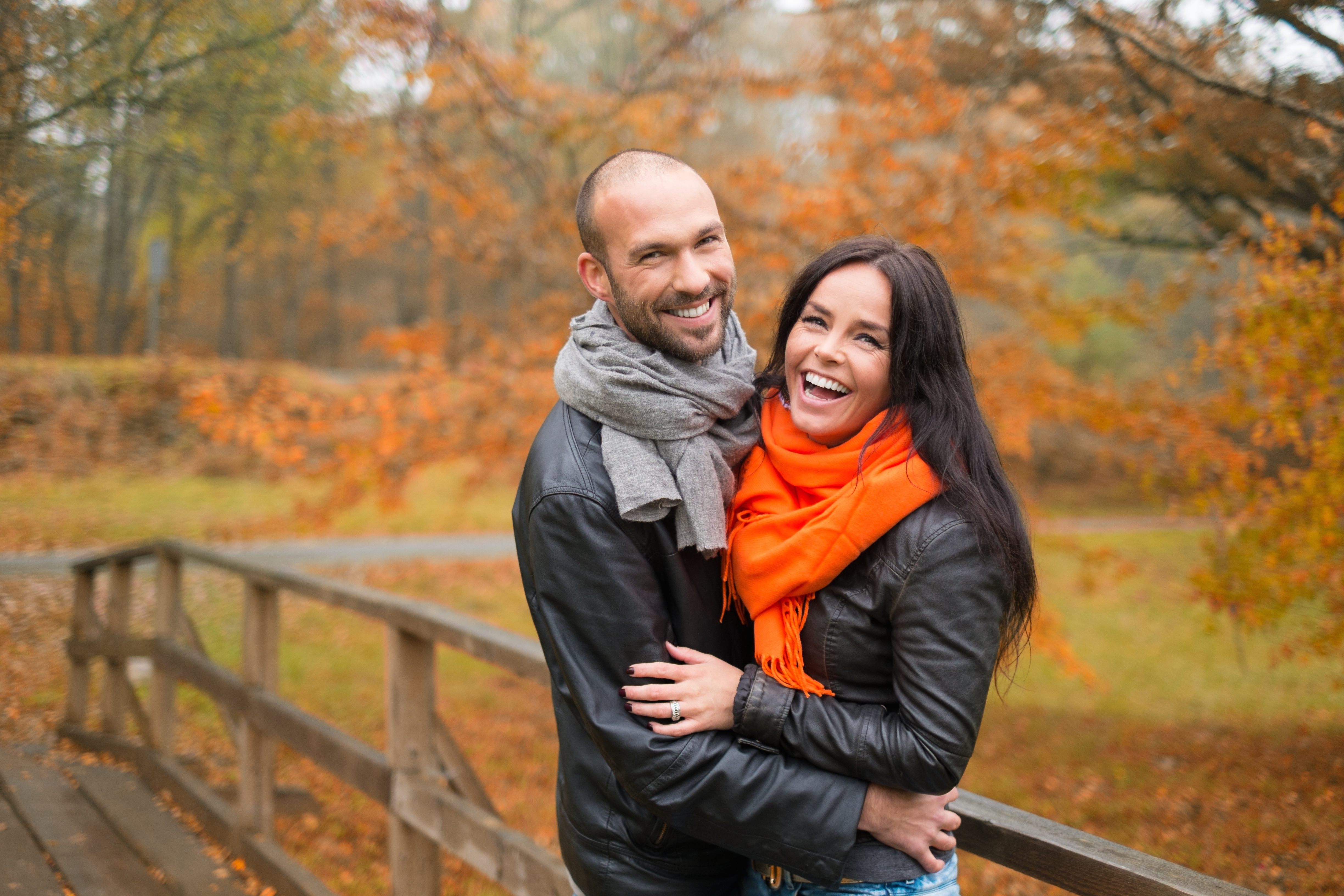 Un couple heureux pose à l'extérieur en automne | Source : Shutterstock