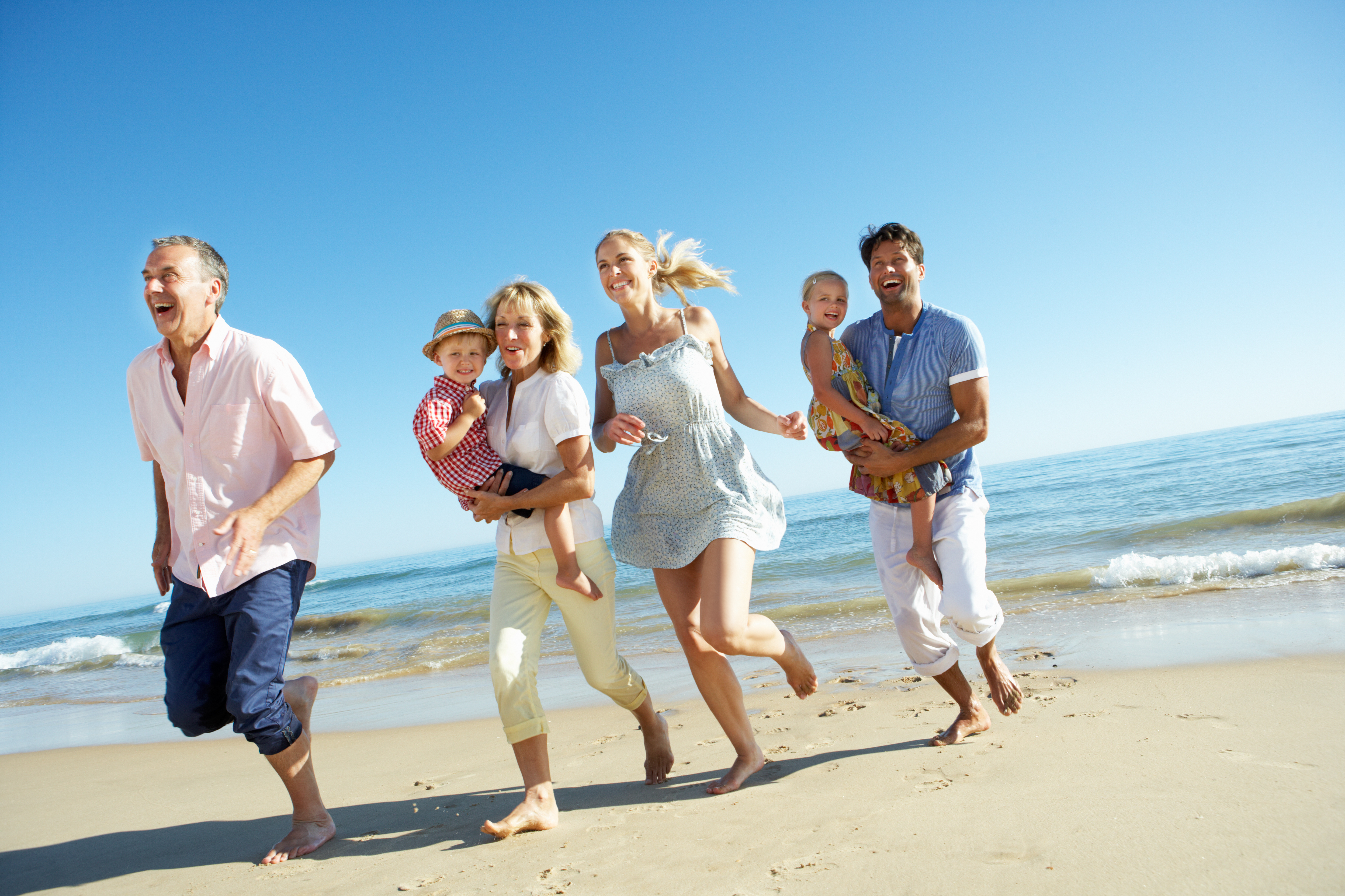 Une famille qui s'amuse à la plage | Source : Shutterstock