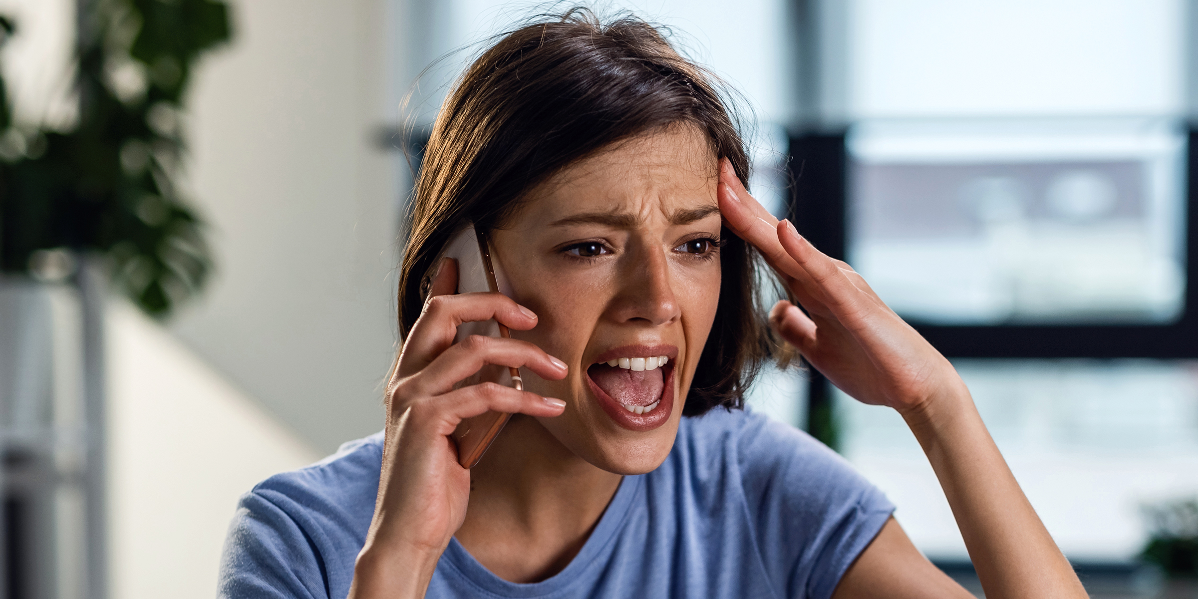 Une femme choquée parlant au téléphone | Source : Shutterstock