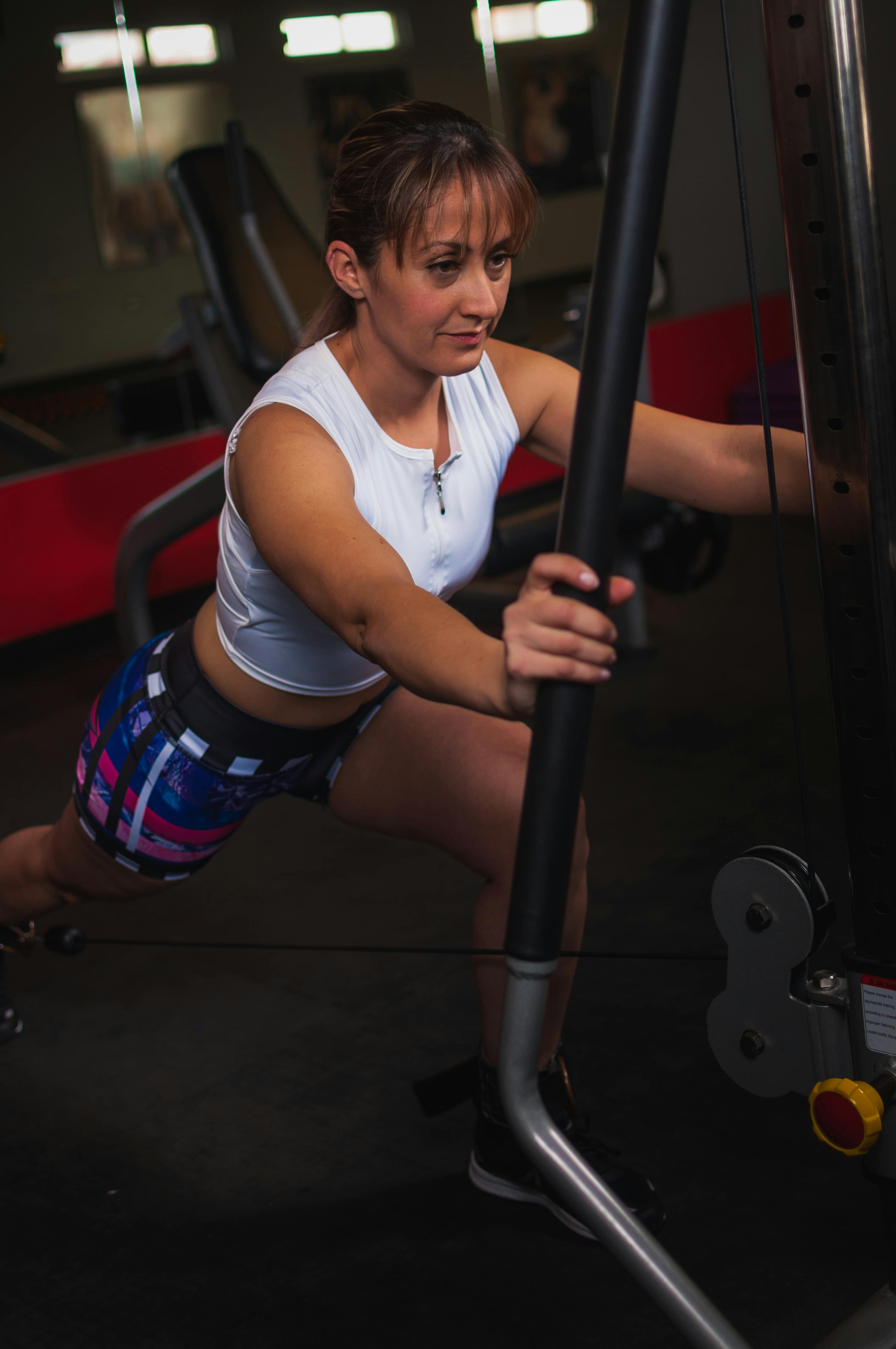 Femme faisant de l'exercice à la salle de sport | Source : Pexels