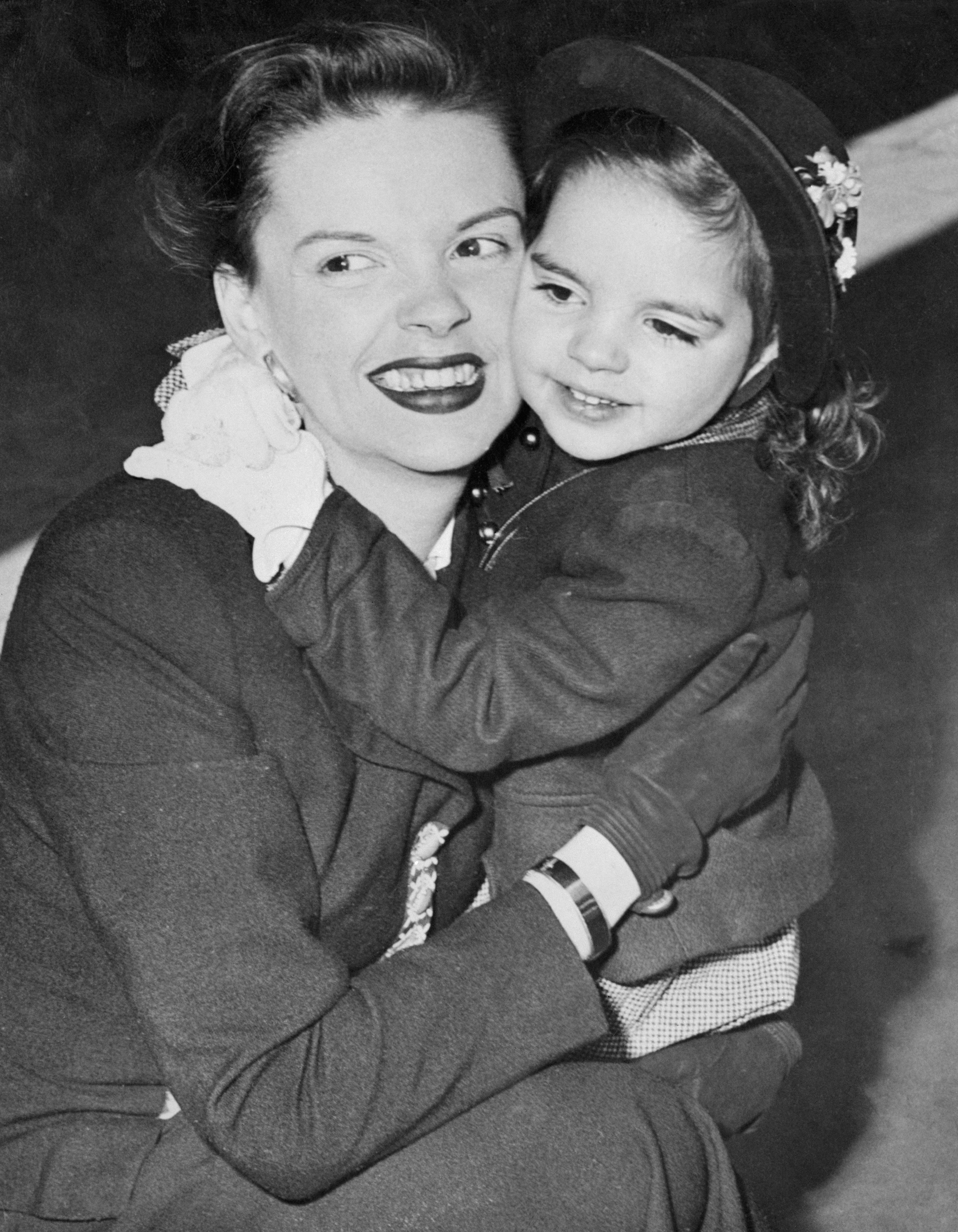 Liza Minnelli serre dans ses bras sa mère, Judy Garland, au retour de cette dernière d'une cure de repos. | Source : Getty Images