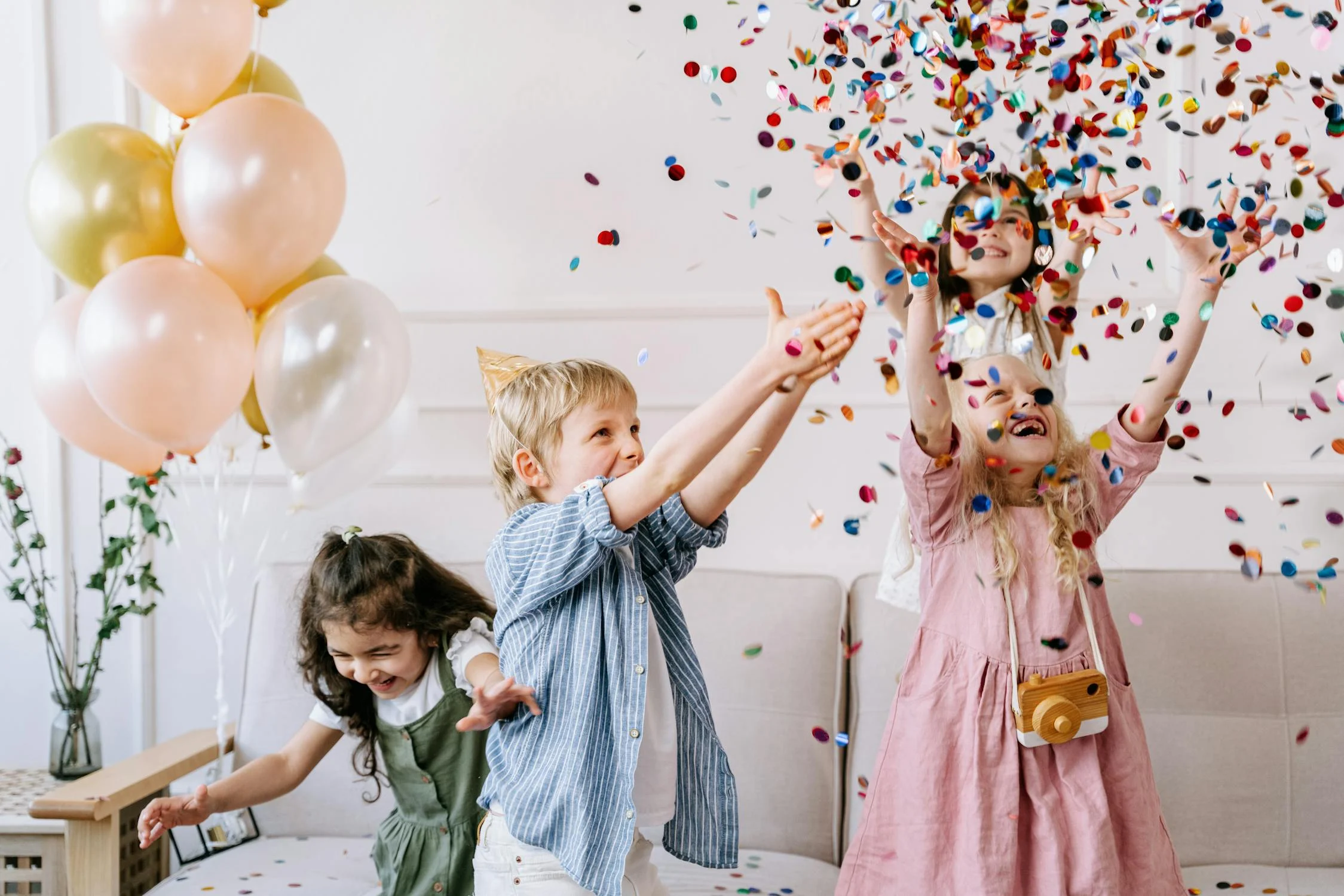 Des enfants jouent dans des confettis | Source : Pexels