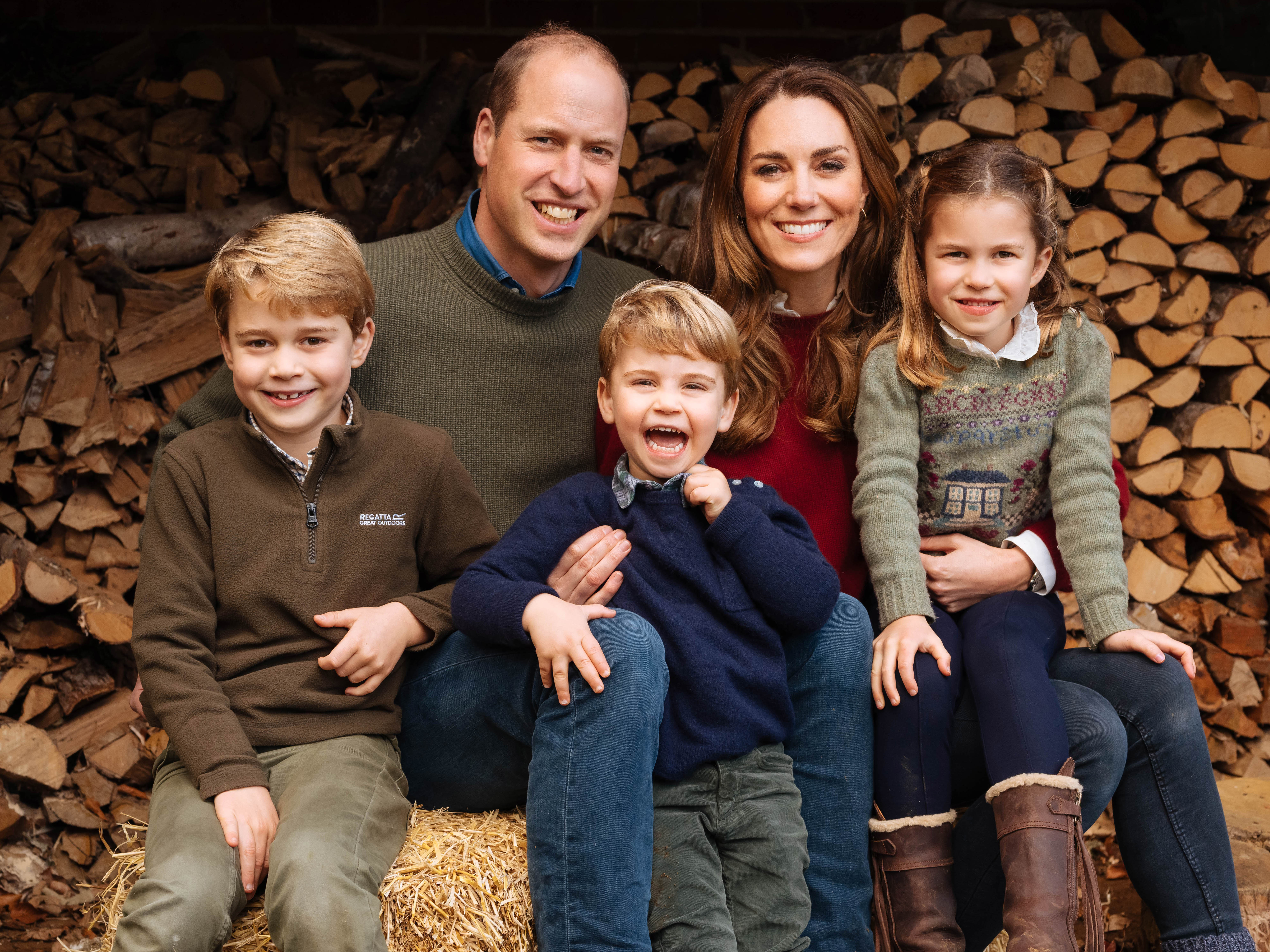 Le prince William, duc de Cambridge et Catherine, duchesse de Cambridge avec leurs trois enfants, le prince George (à gauche), la princesse Charlotte (à droite) et le prince Louis à Anmer Hall à Norfolk. | Source : Getty Images