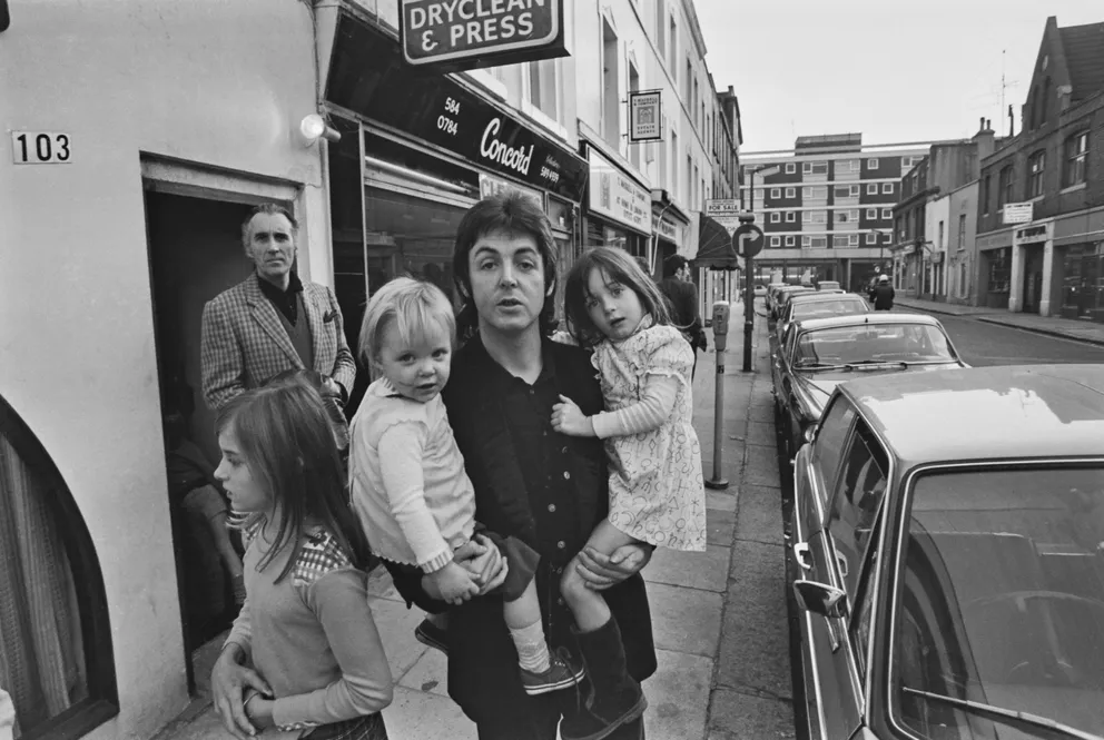 Paul McCartney avec ses filles Heather, Stella et Mary McCartney au restaurant San Martino, le 28 octobre 1973, à Londres, au Royaume-Uni. | Source : Getty Images