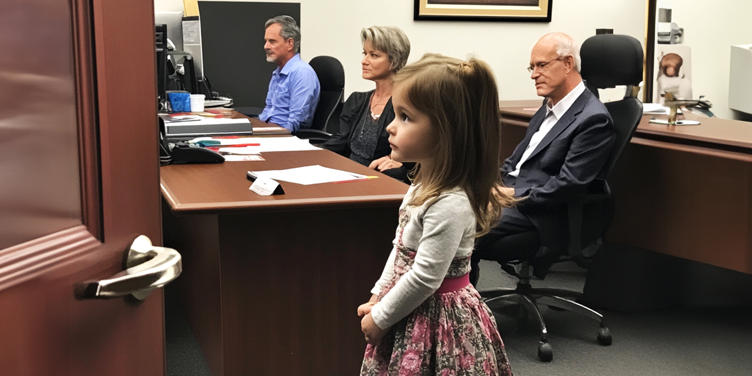 Une petite fille et d'autres personnes dans le bureau d'un avocat | Source : Midjourney