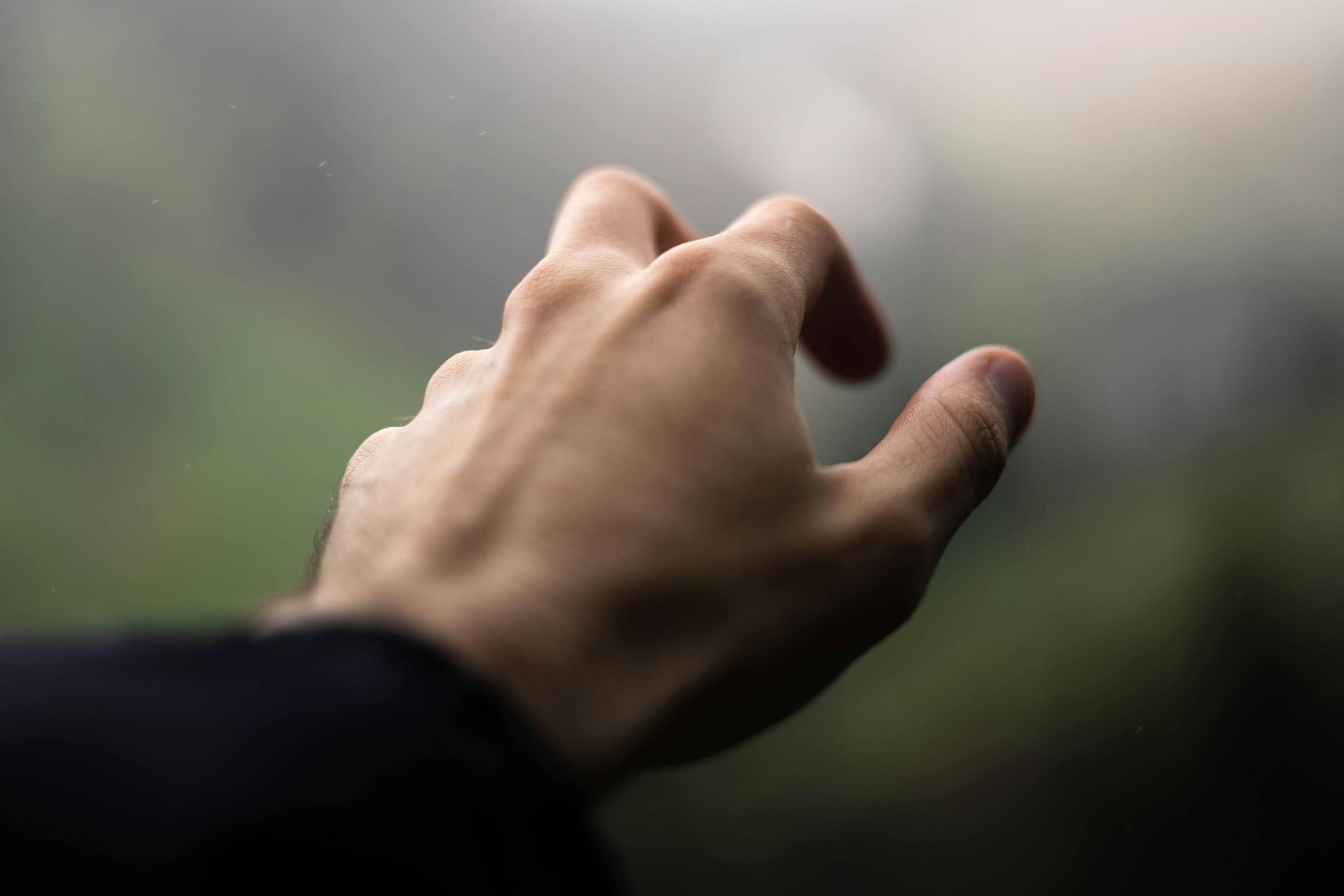 Un homme qui tend la main à quelqu'un | Source : Pexels