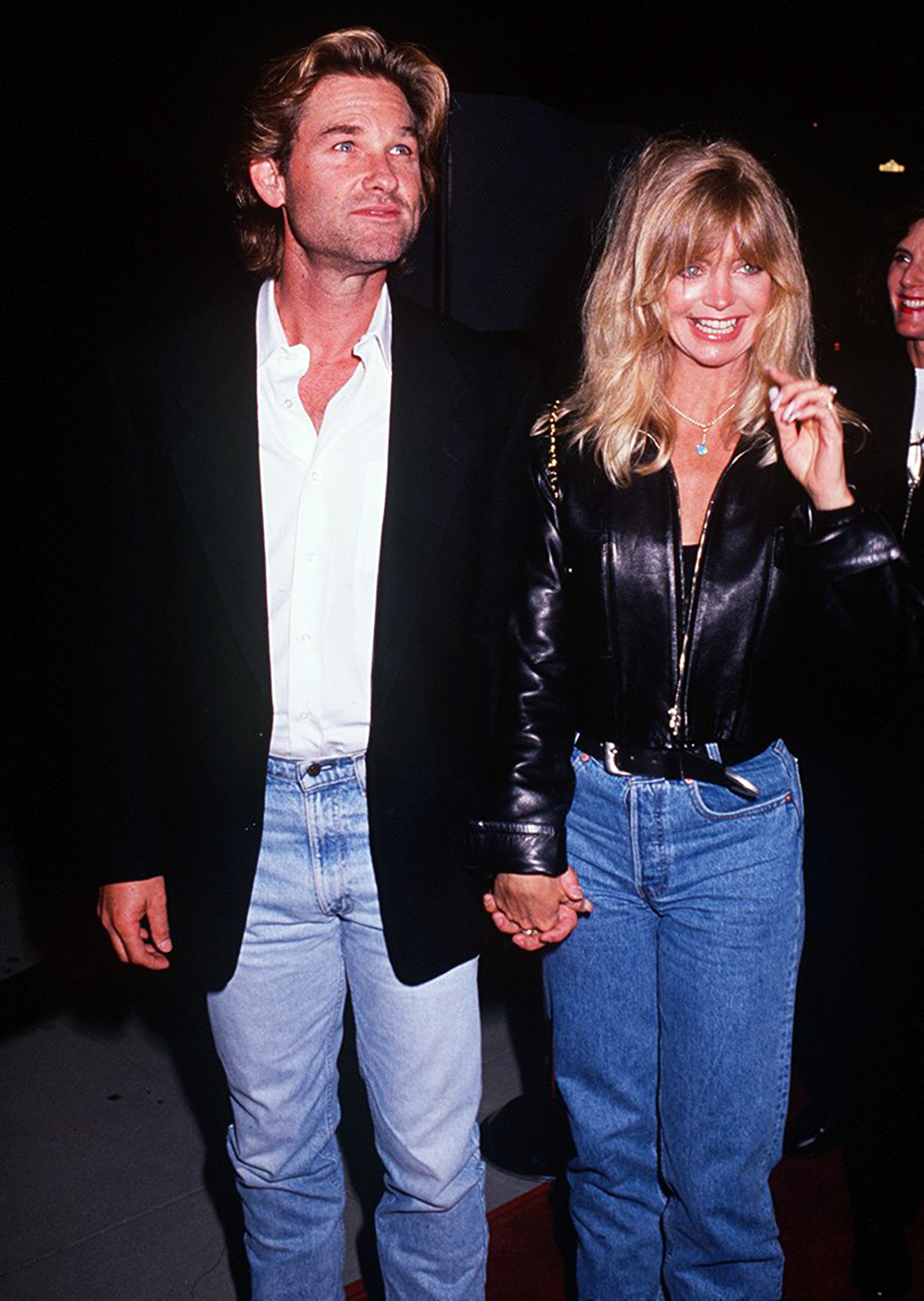 Goldie Hawn avec son partenaire, l'acteur Kurt Russell lors de la première de 'Housesitter' Beverly Hills le 9 juin 1992, à l'Academy Theatre de Beverly Hills, en Californie.  |  Source : Getty Images.