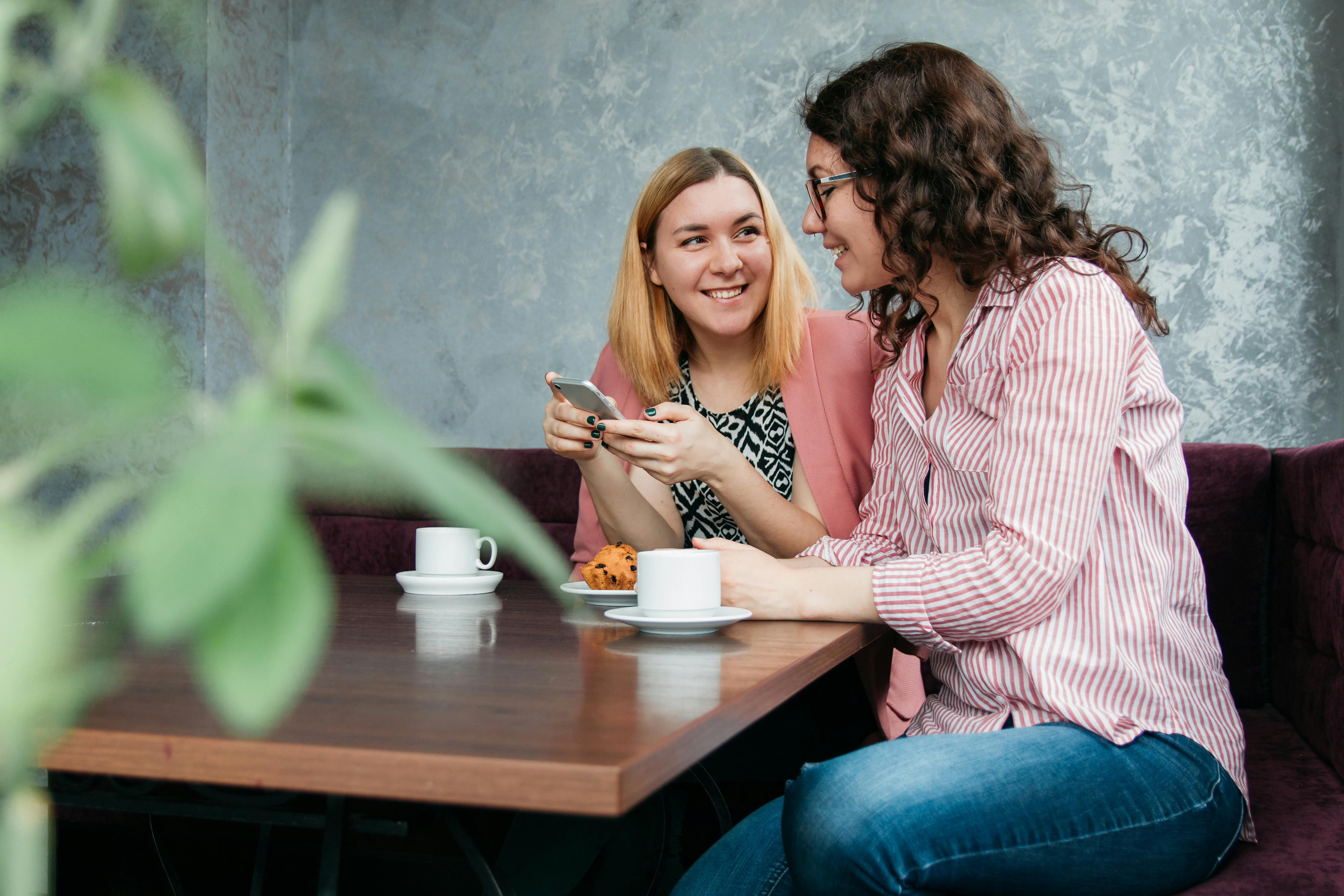 Deux femmes discutant autour d'un café | Source : Pexels