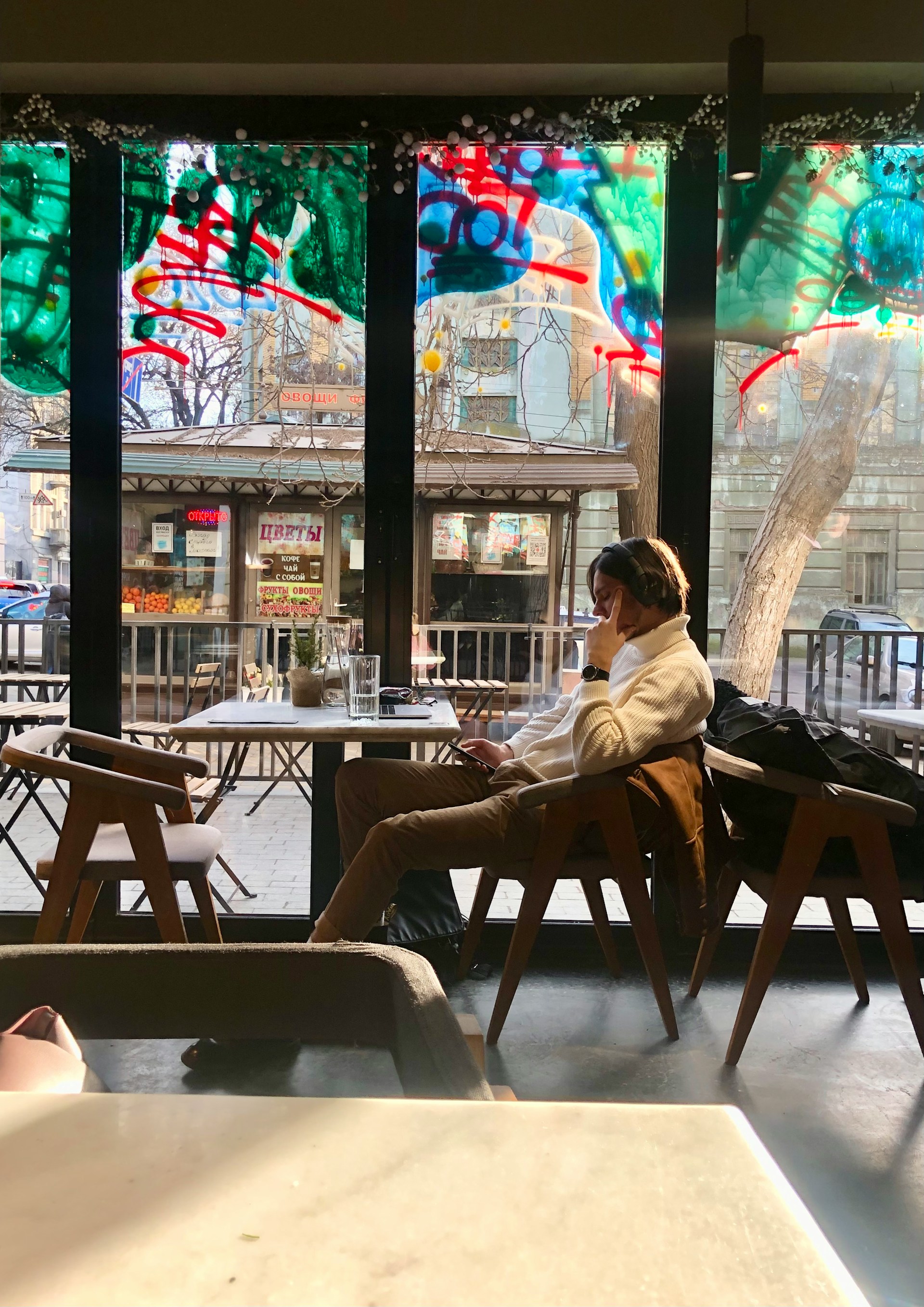 Un jeune homme assis dans un café | Source : Unsplash
