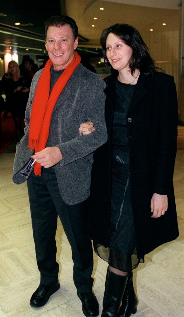 Herbert Léonard arrive, accompagné d'une jeune femme non identifiée, le 25 janvier 2001 au Palais des Congrès à Paris, pour assister à la représentation de "Roméo et Juliette". | Source : Getty Images