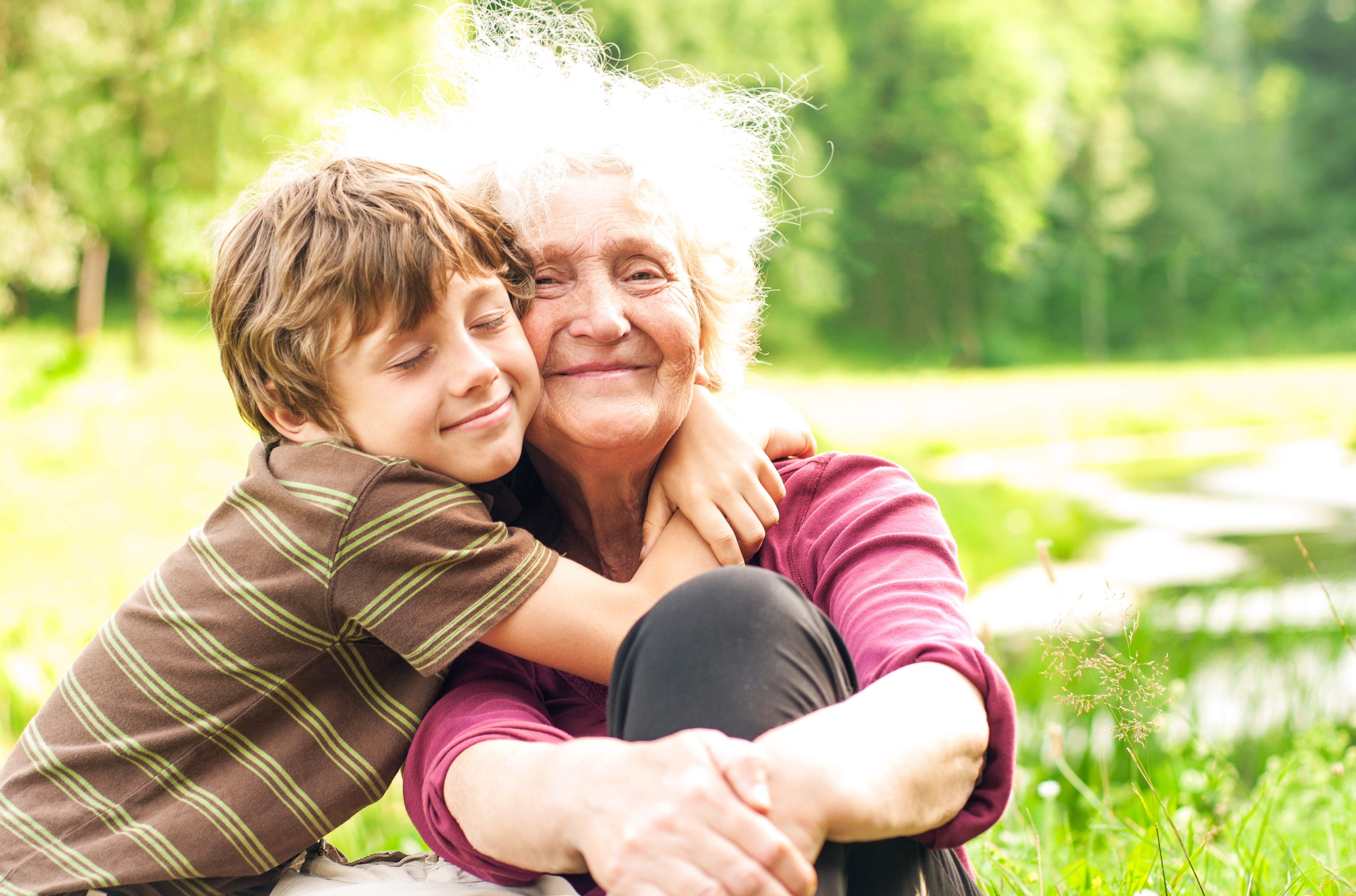 Une grand-mère qui reçoit un câlin chaleureux de son petit-fils | Source : Shutterstock