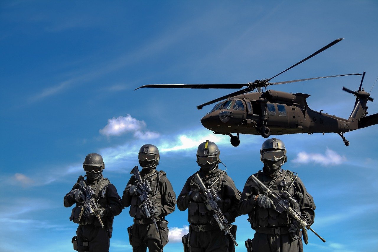 Des soldats en tenue de combat. | Photo : Pixabay