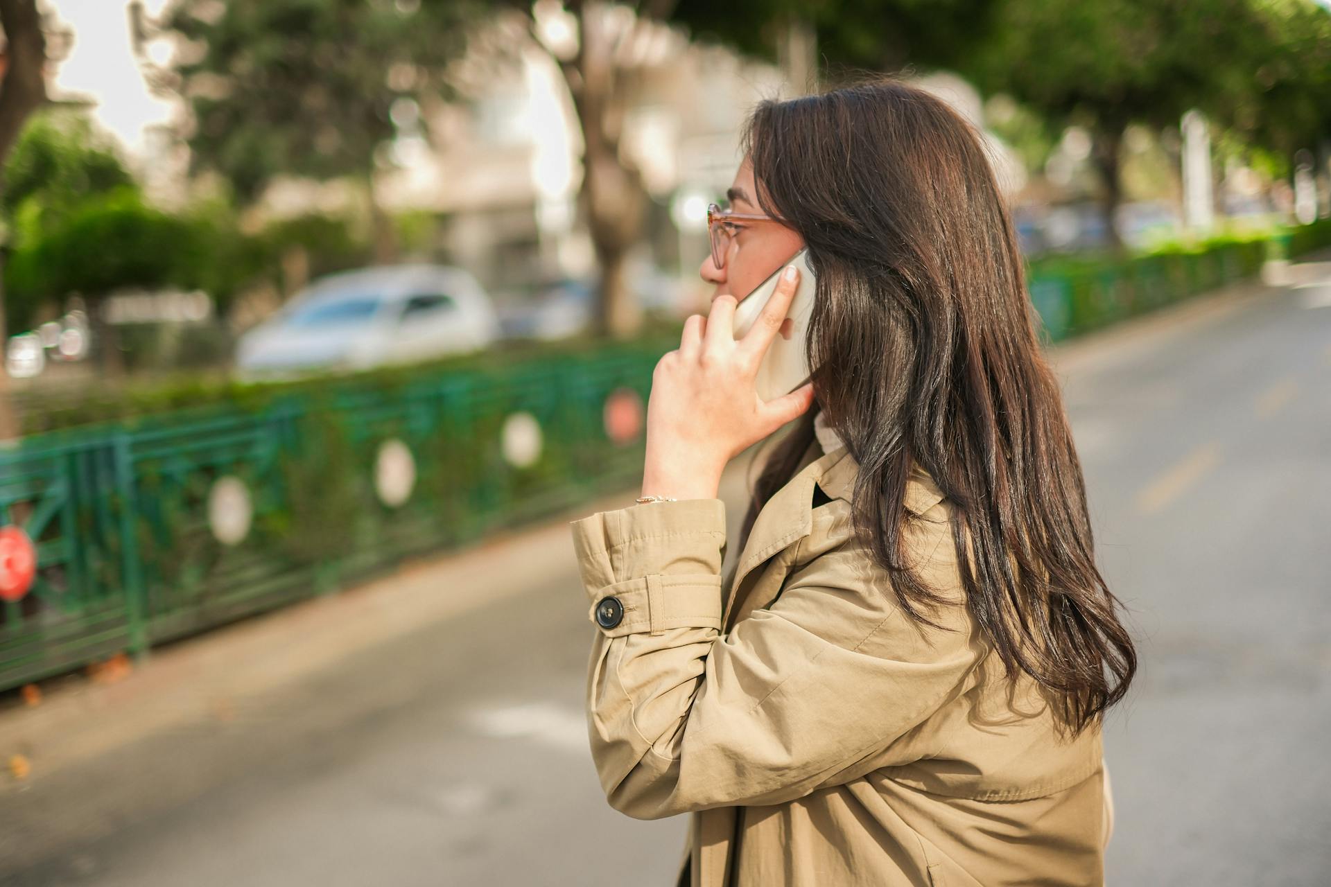 Une femme qui parle au téléphone | Source : Pexels