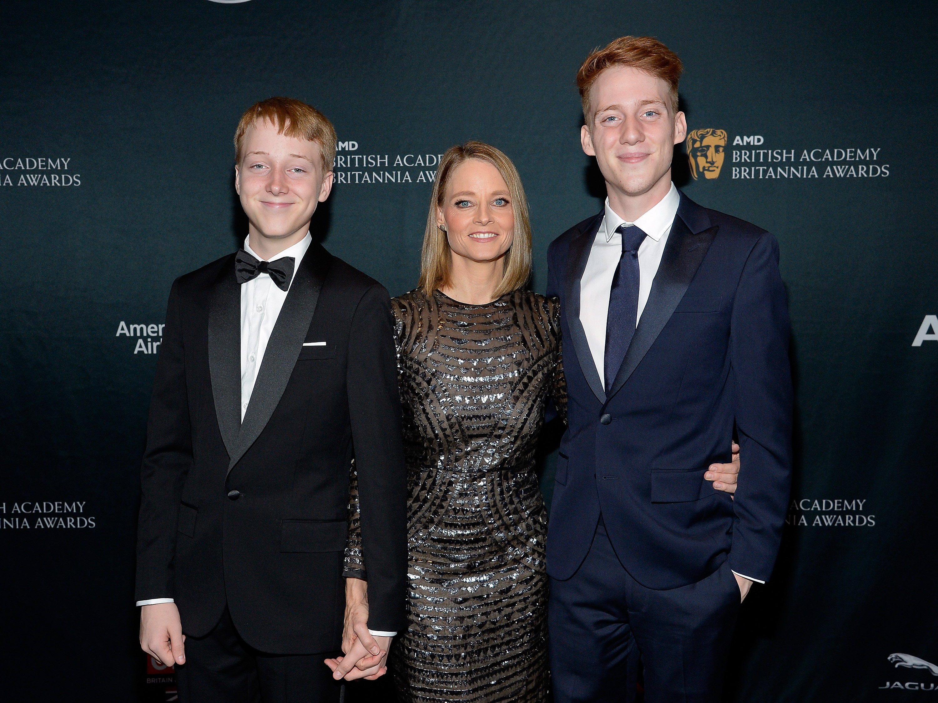 Kit Bernard Foster, l'honorée Jodie Foster et Charles Bernard Foster assistent à la remise des prix Britannia 2016 de l'AMD British Academy, le 28 octobre 2016 à Beverly Hills, en Californie | Source : Getty Images