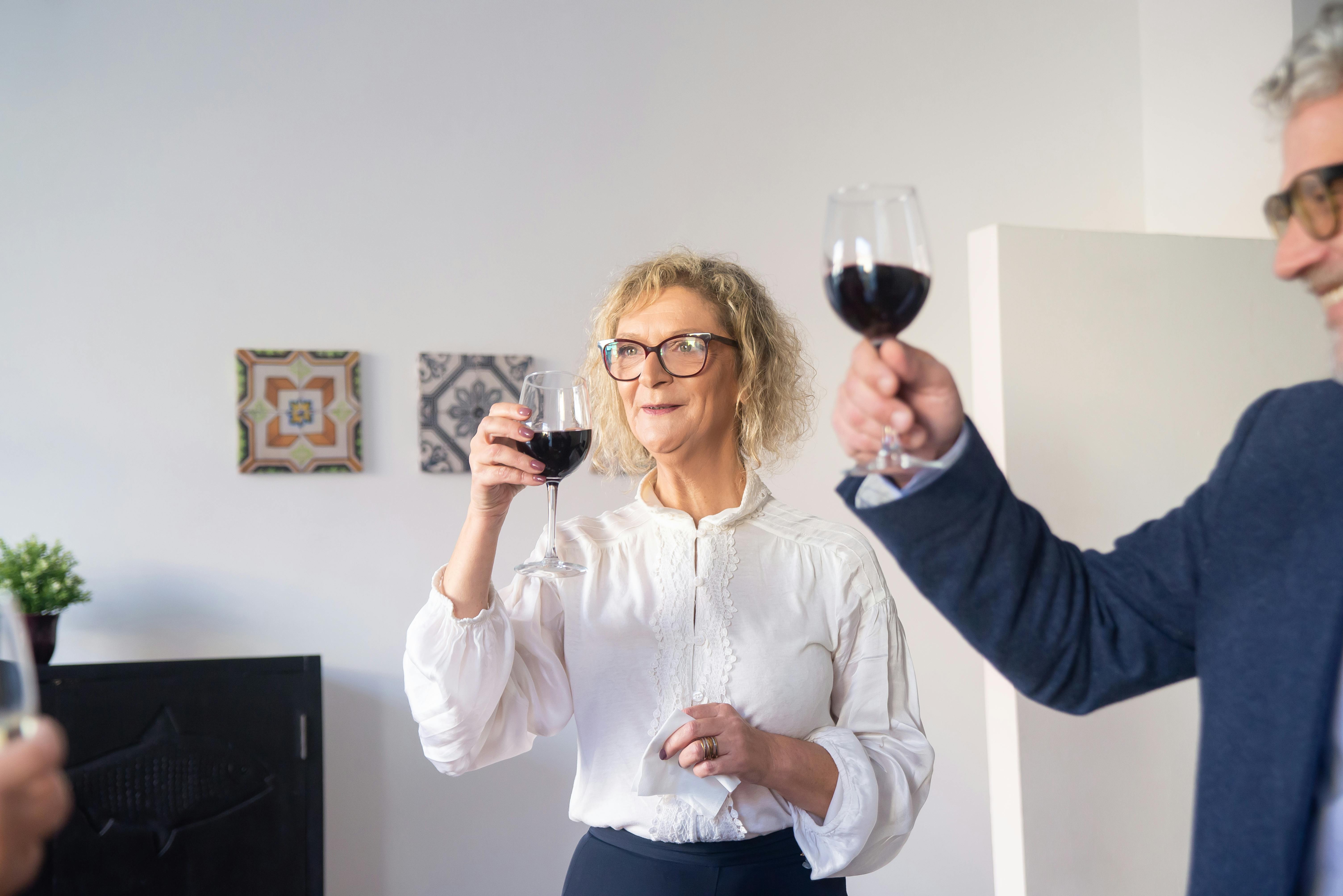 Un homme et une femme tenant des verres de vin | Source : Pexels