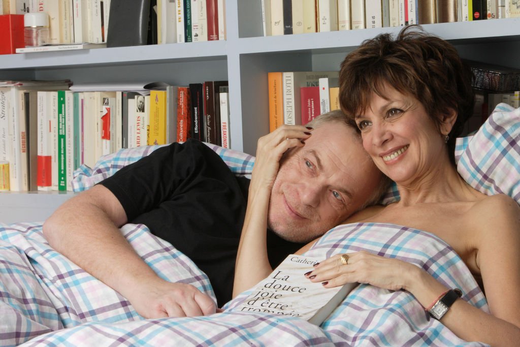 Catherine Laborde et Thomas Stern posent chez eux. | Photo : Getty Images