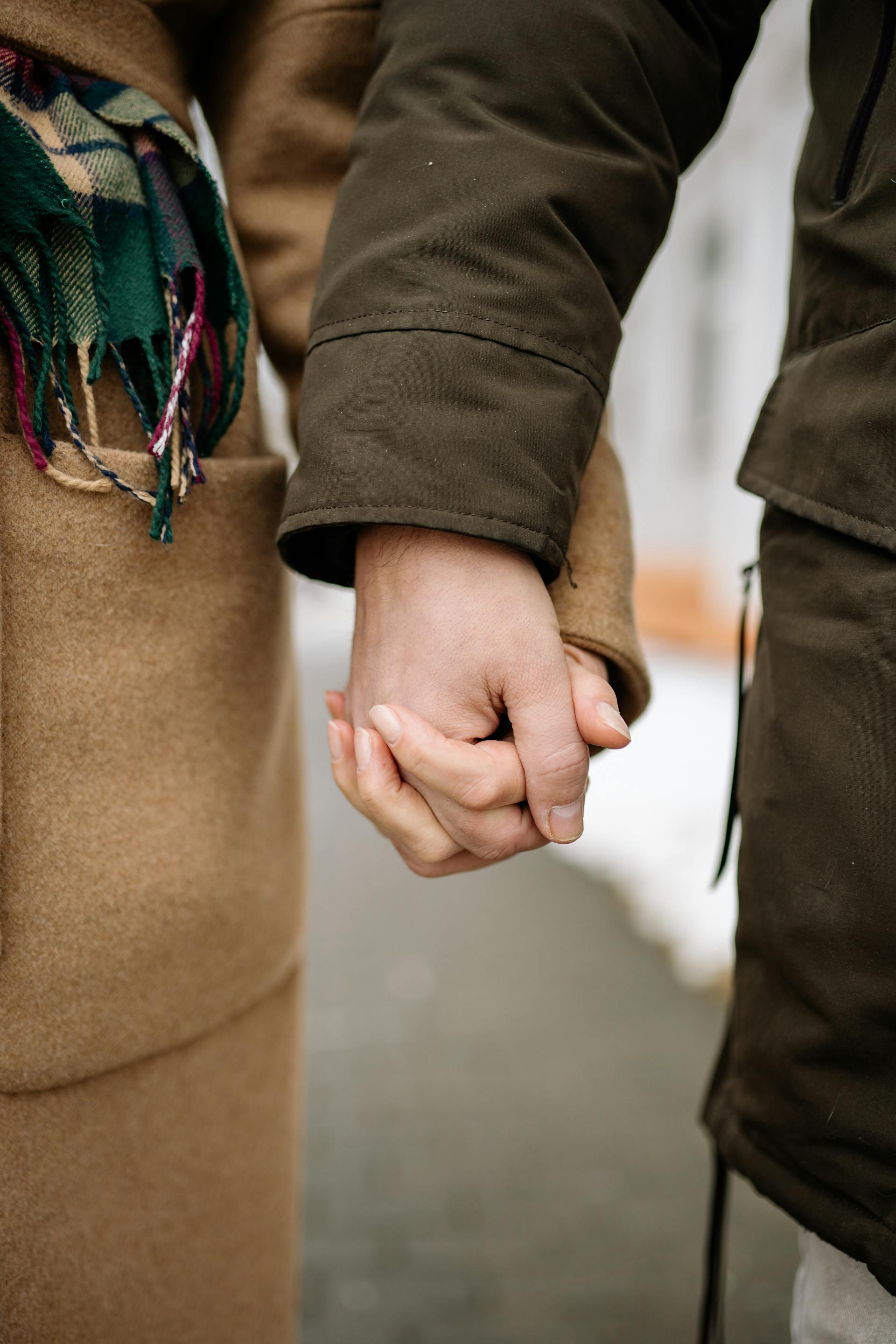 Deux personnes se tenant par la main | Source : Pexels