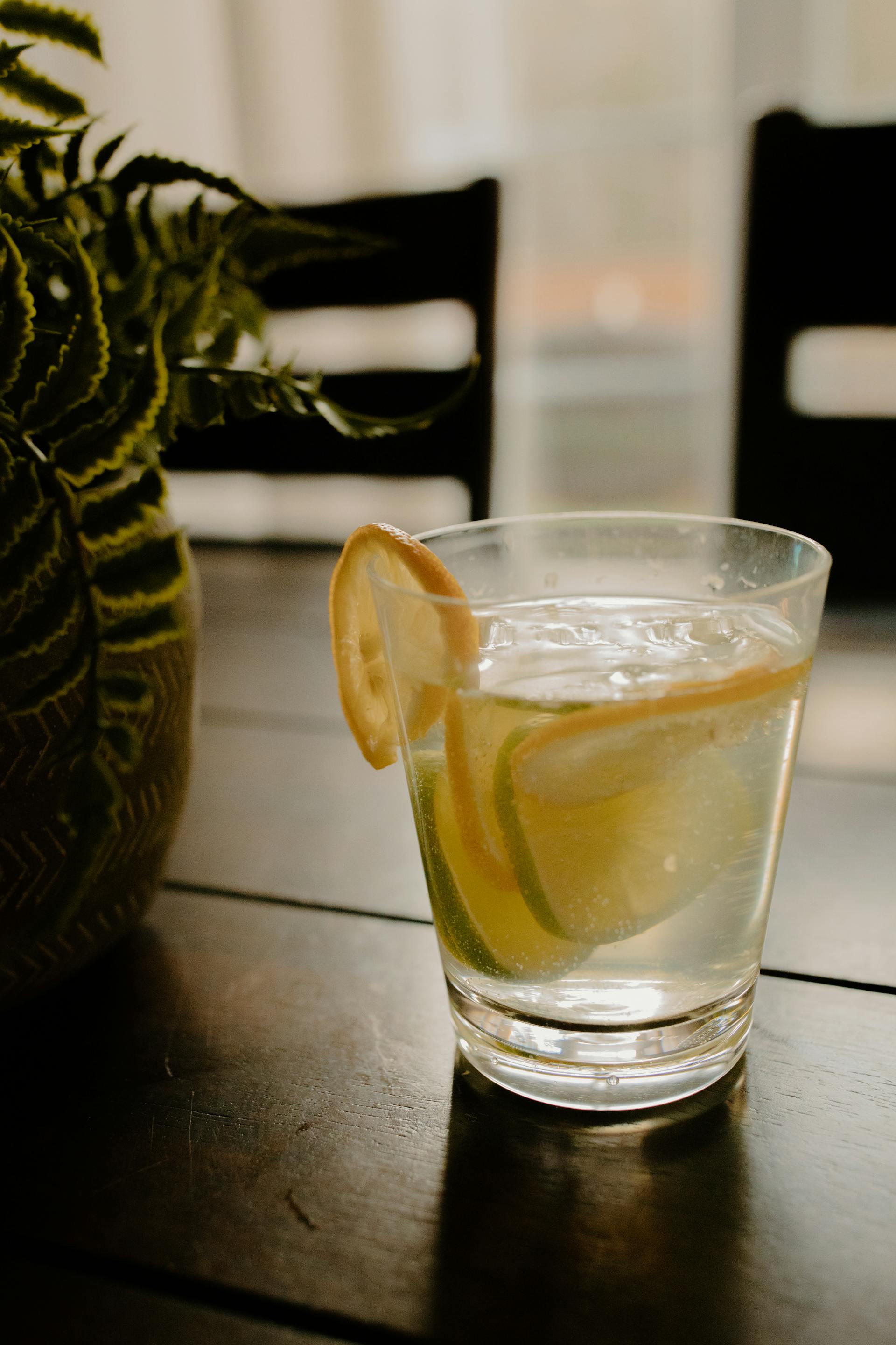 Un verre d'eau avec des tranches de citron sur une table | Source : Pexels