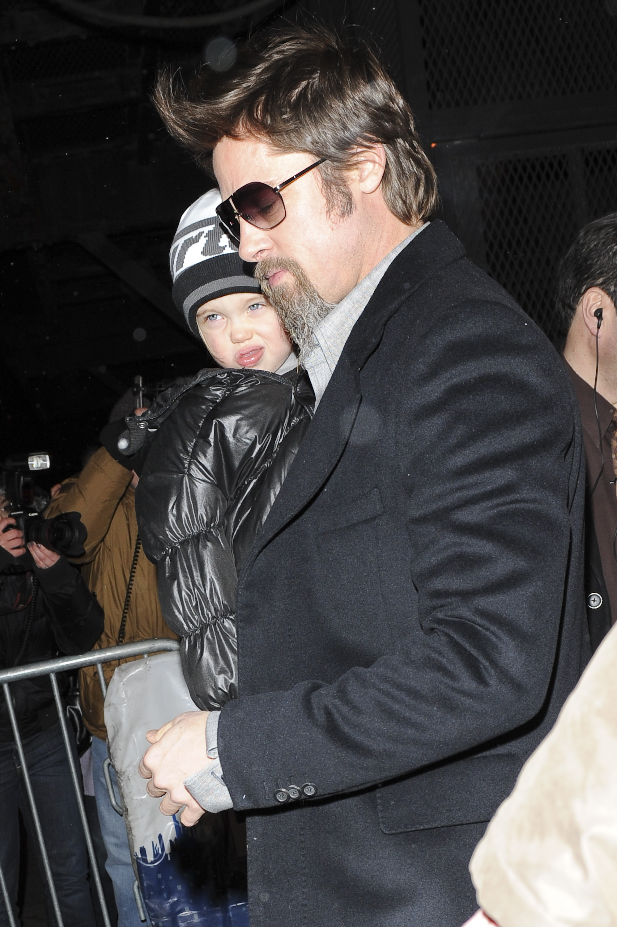 Brad Pitt (R) et Shiloh Nouvel Jolie-Pitt quittent le spectacle "Mary Poppins" au New Amsterdam Theater le 03 janvier 2010 à New York | Source : Getty Images