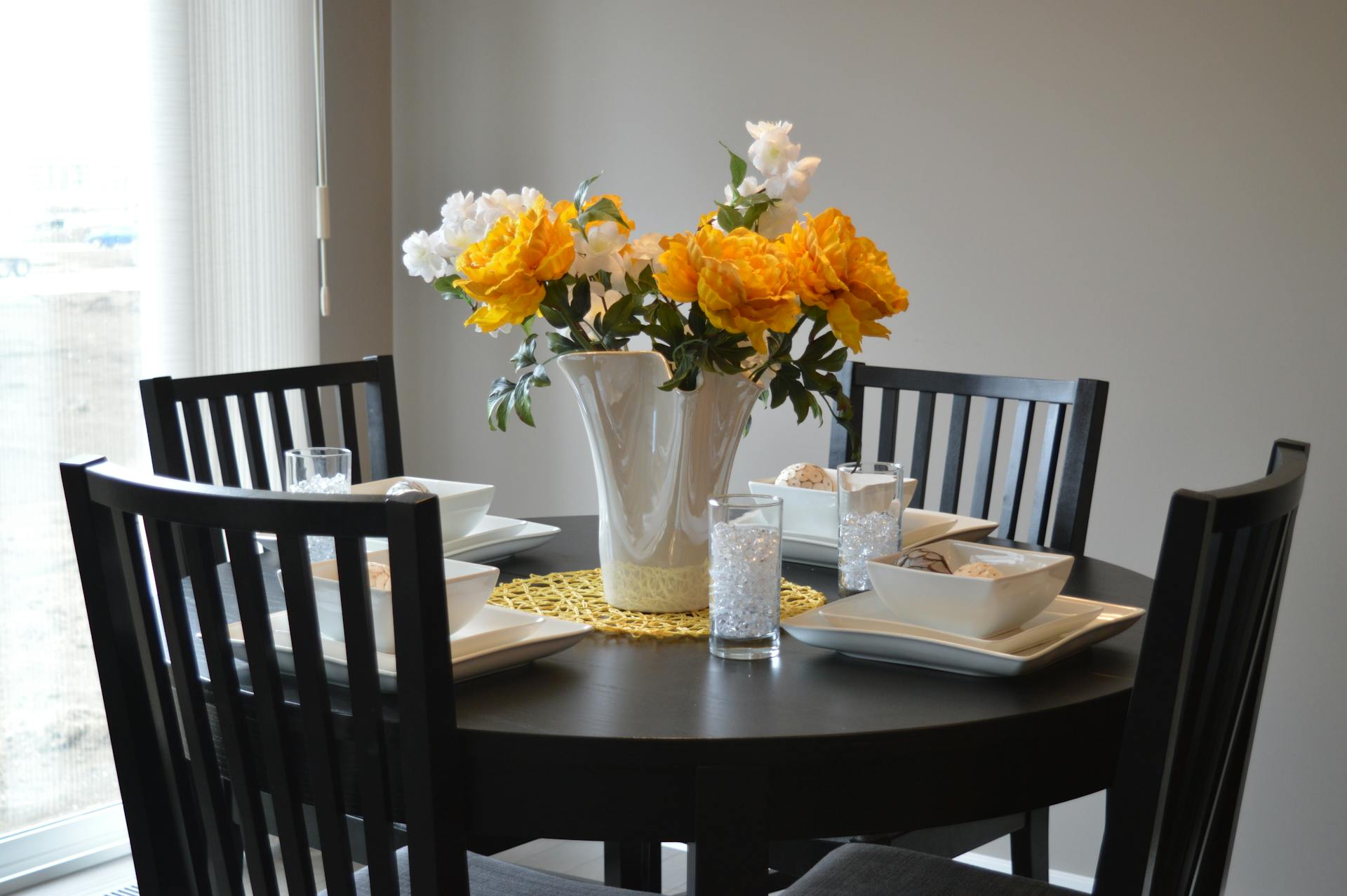 Un vase en céramique blanche sur une table à manger | Source : Pexels