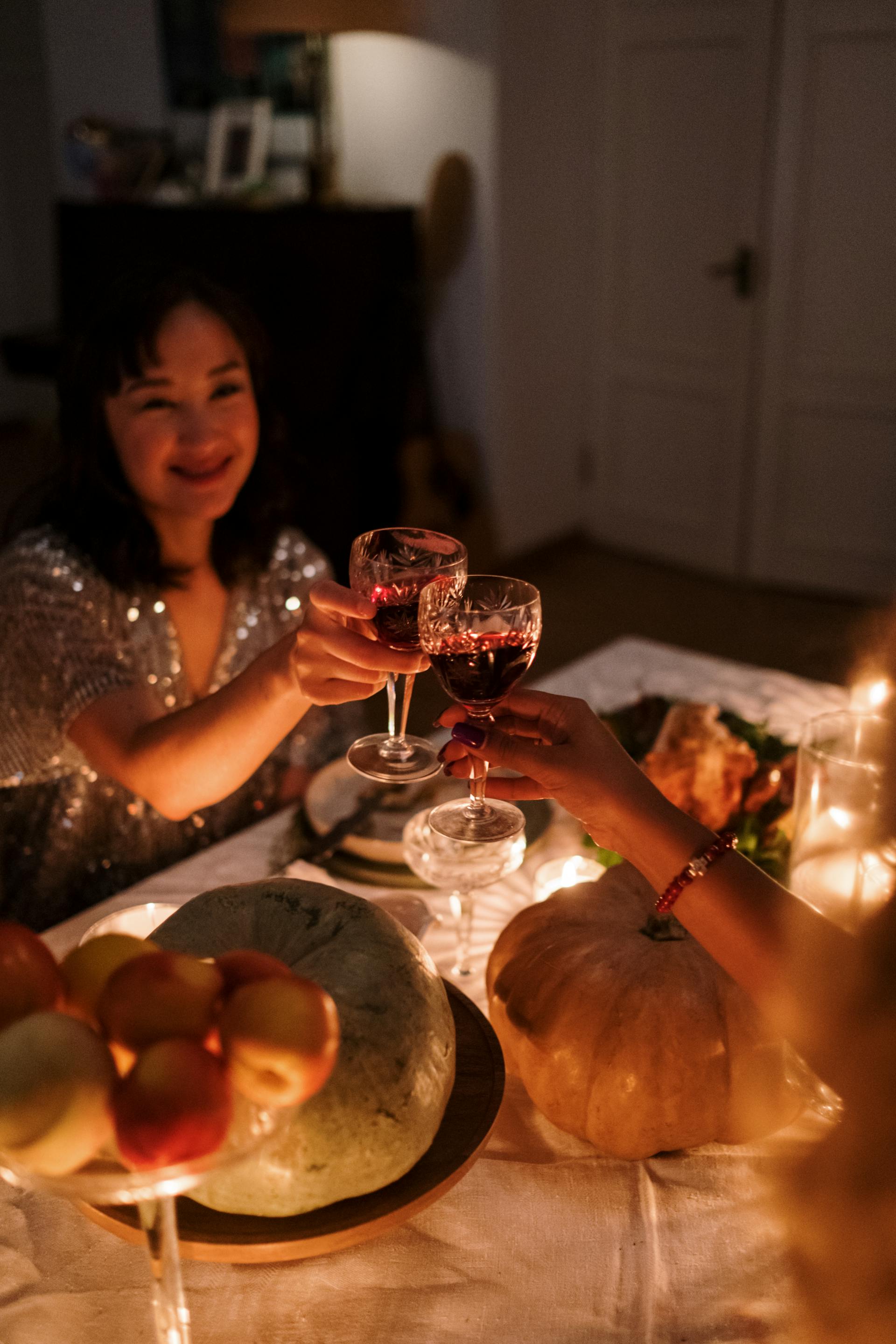 Des personnes portent un toast pendant le dîner | Source : Pexels