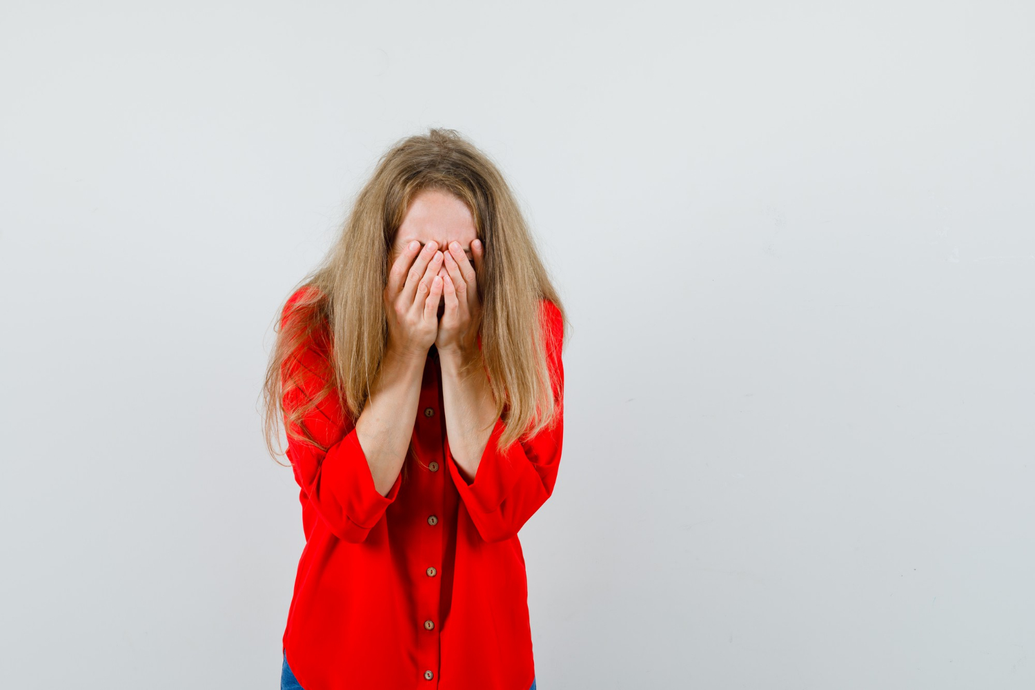 Une femme qui sanglote amèrement | Source : Freepik
