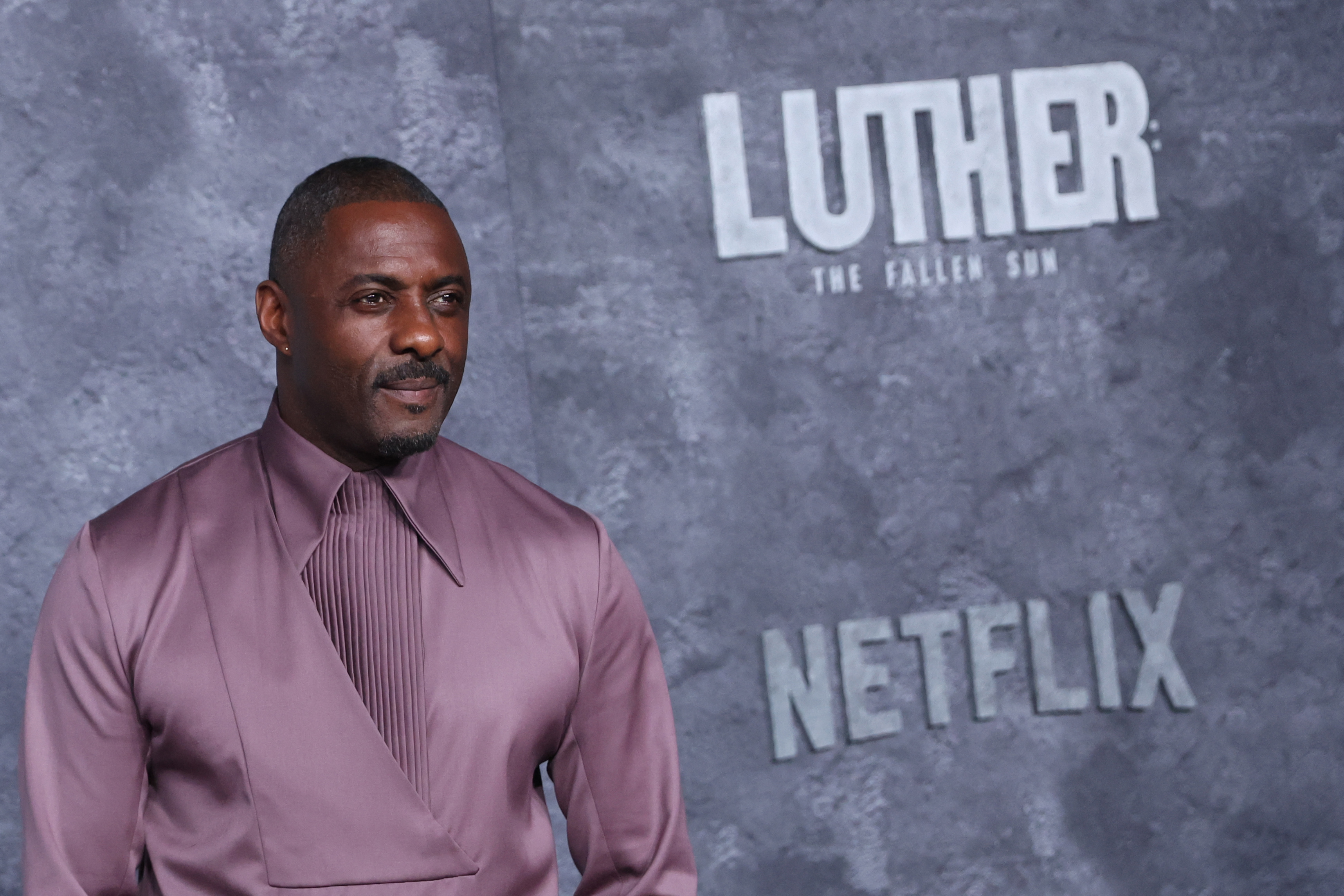 Idris Elba assiste à la première de "Luther : Le soleil déchu" le 1er mars 2023 | Source : Getty Images