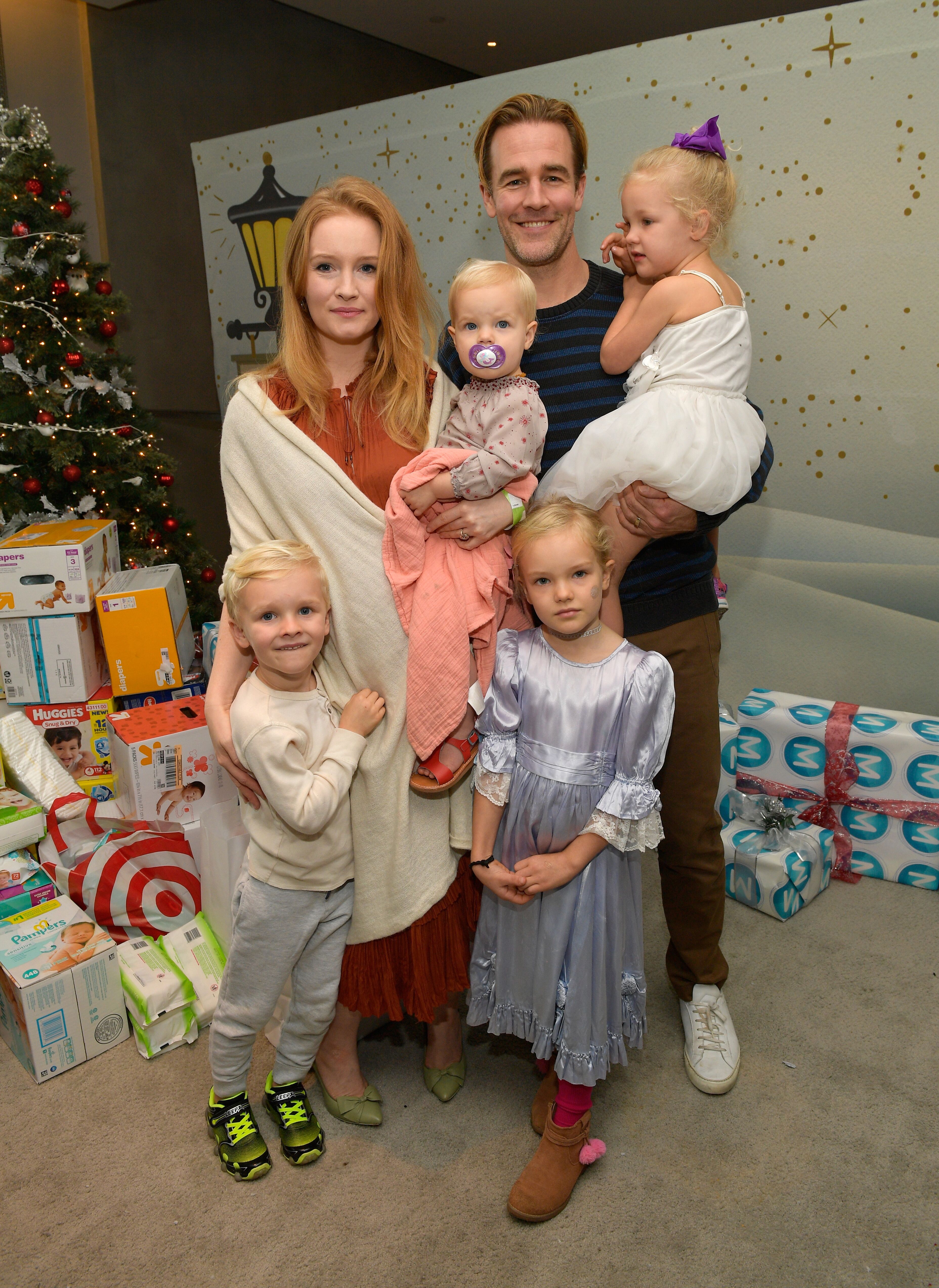 Kimberly Brook James Van Der Beek (R), et sa famille lors du 7e atelier annuel du Père Noël au profit du logement familial de Los Angeles à Andaz. | Photo : Getty Images