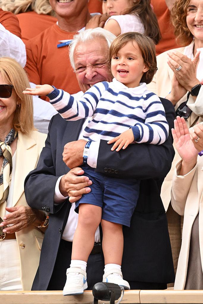 PARIS, FRANCE - 25 MAI : Sebastian Nadal, Rafael Nadal Junior pendant la cérémonie de présentation rendant hommage à la carrière de Rafael Nadal le premier jour des Internationaux de France 2025 à Roland Garros le 25 mai 2025 à Paris, France. (Photo par Stephane Cardinale - Corbis/Corbis via Getty Images)