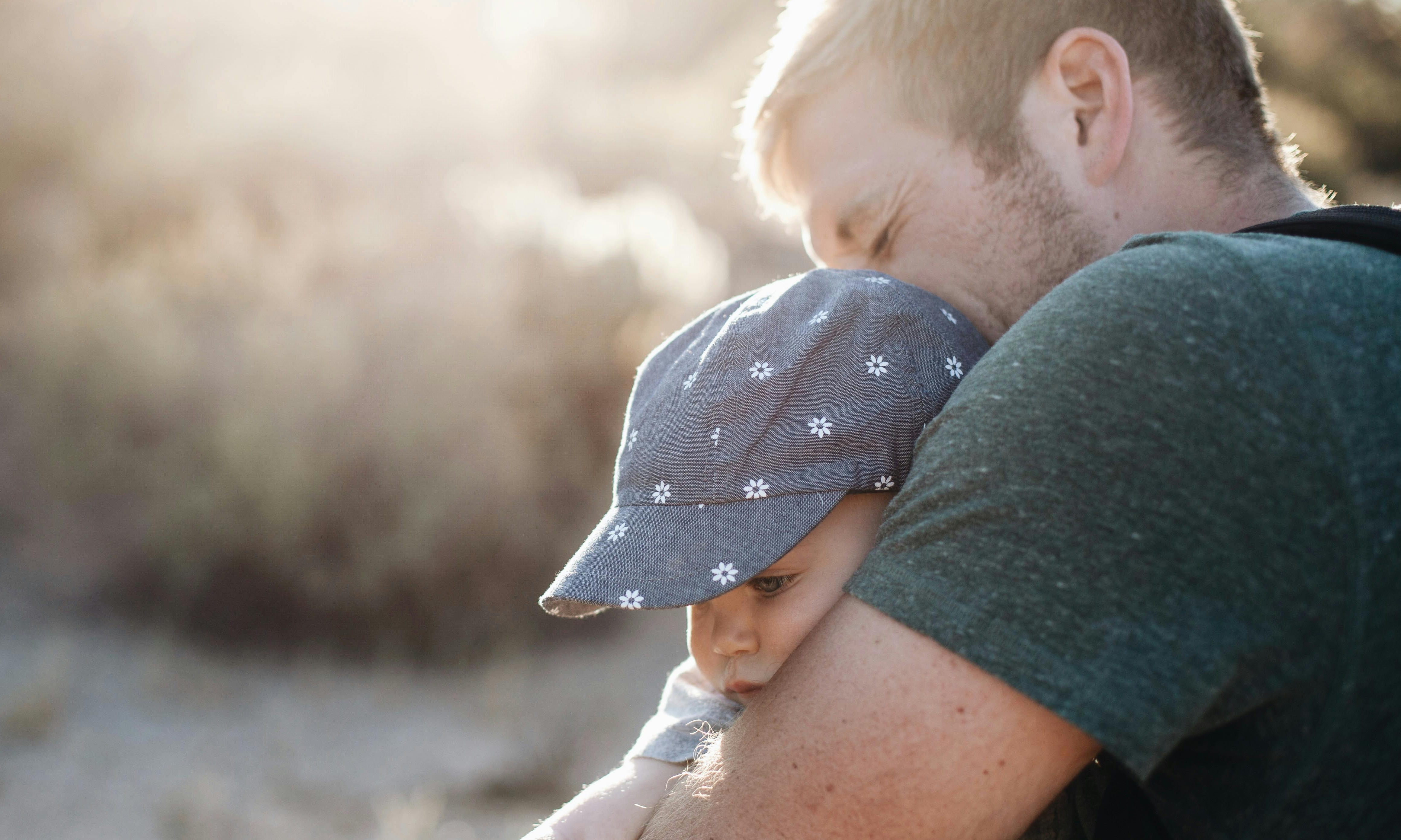 Un homme interagit avec amour avec un bébé | Source : Pexels