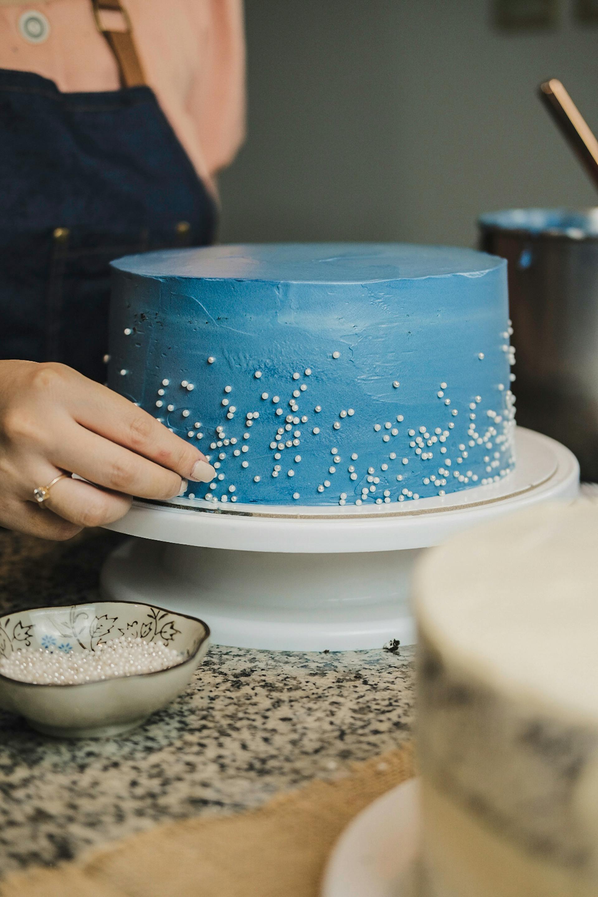 Une femme décorant un gâteau | Source : Pexels
