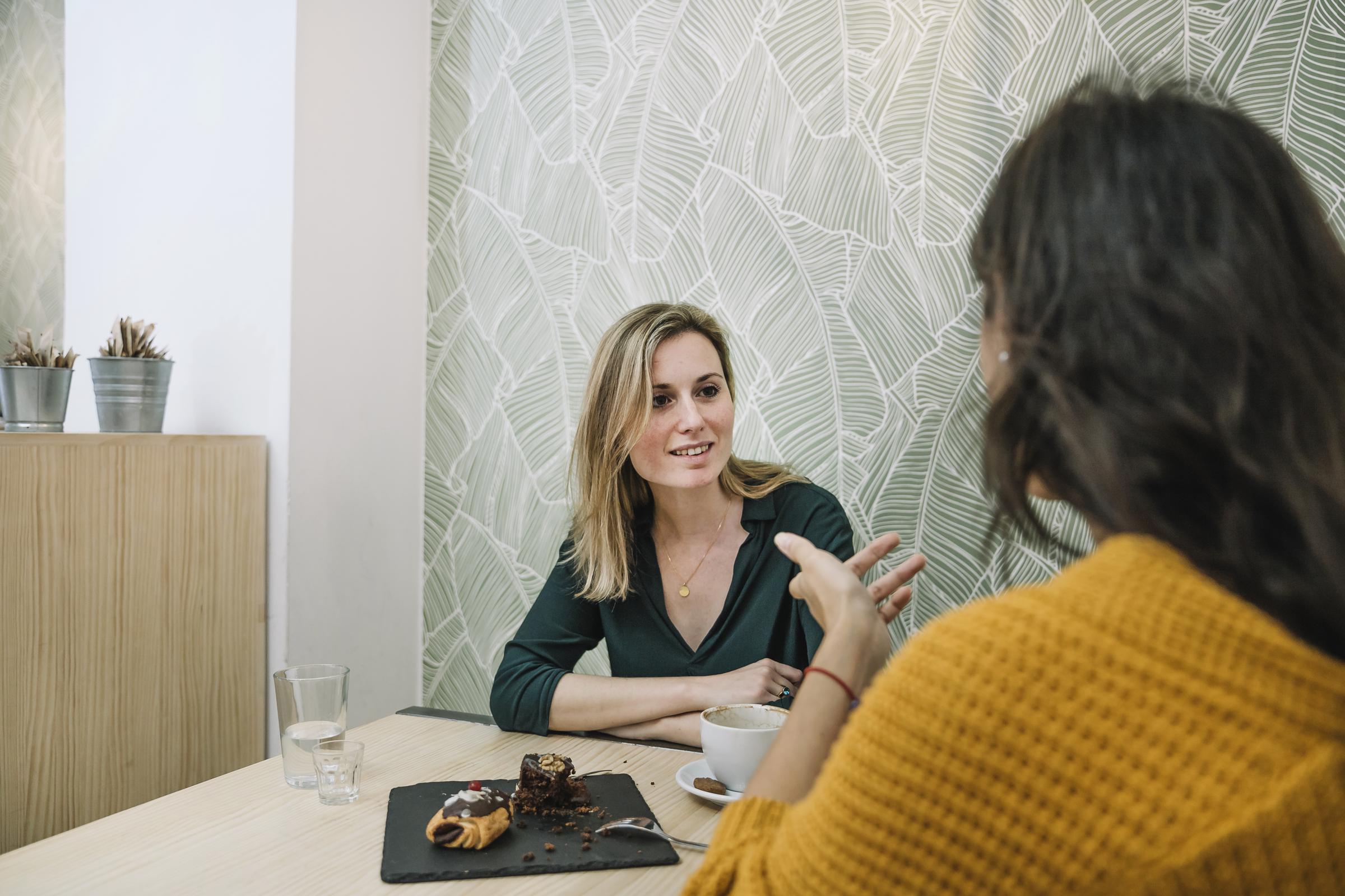 Une femme qui parle à une autre femme | Source : Freepik