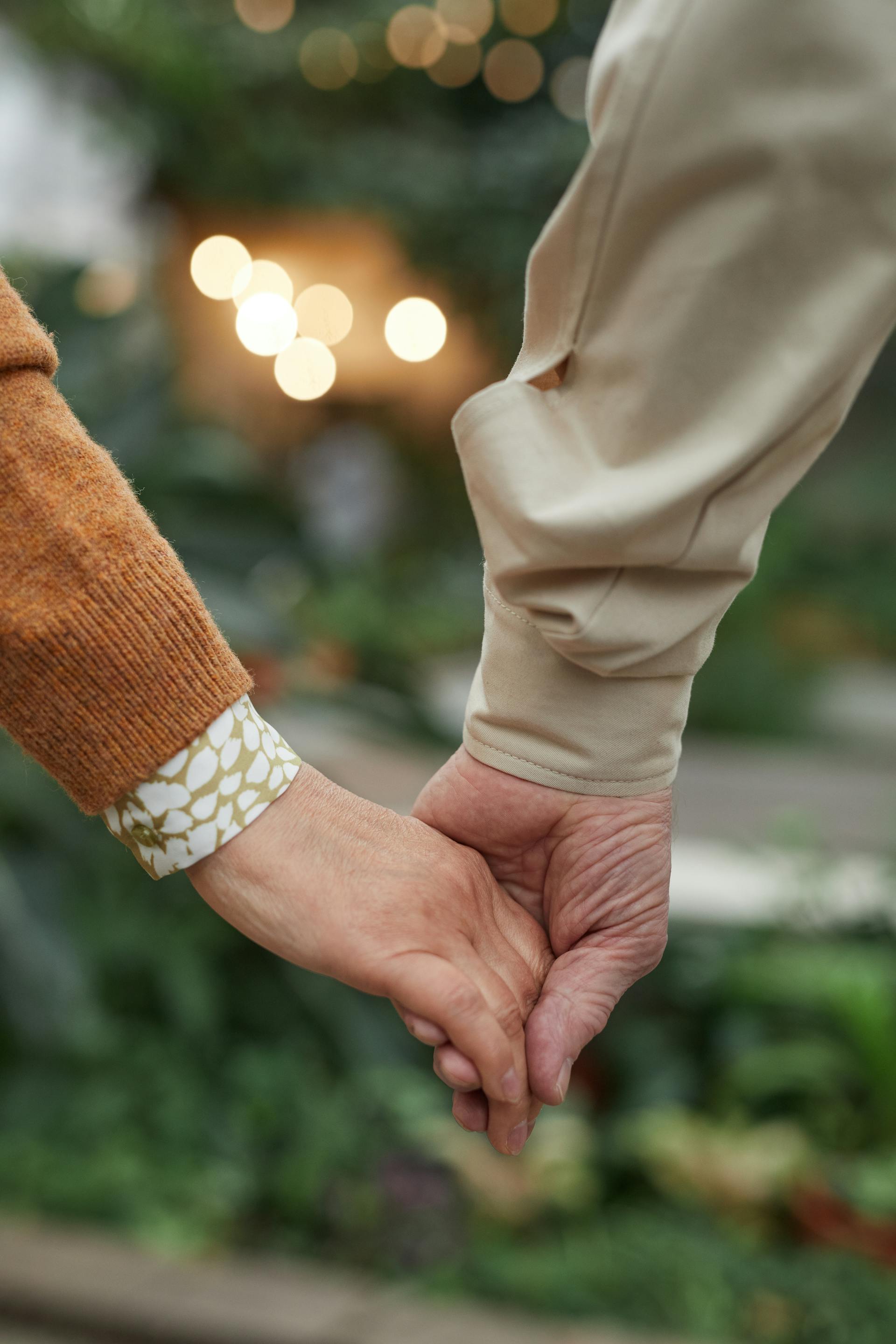 Gros plan d'un couple de seniors se tenant par la main | Source : Pexels