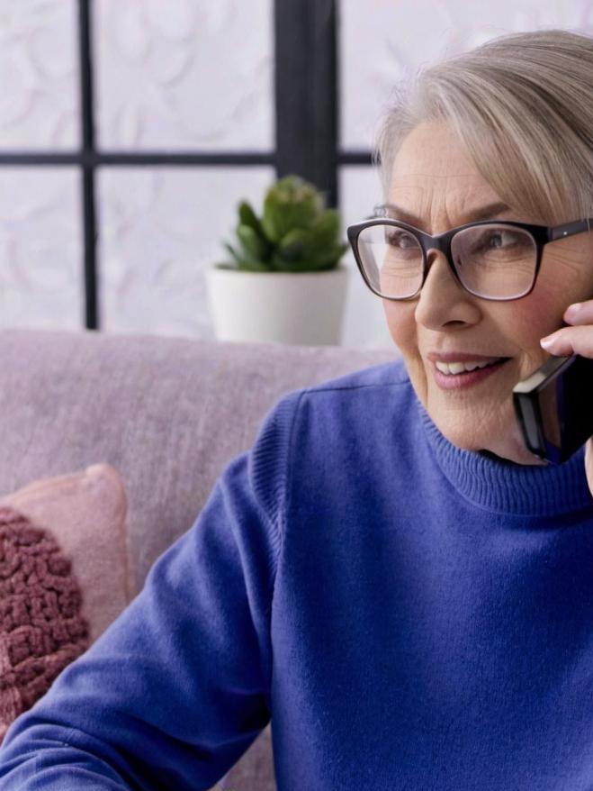 Une femme âgée qui passe un appel téléphonique | Source : Midjourney