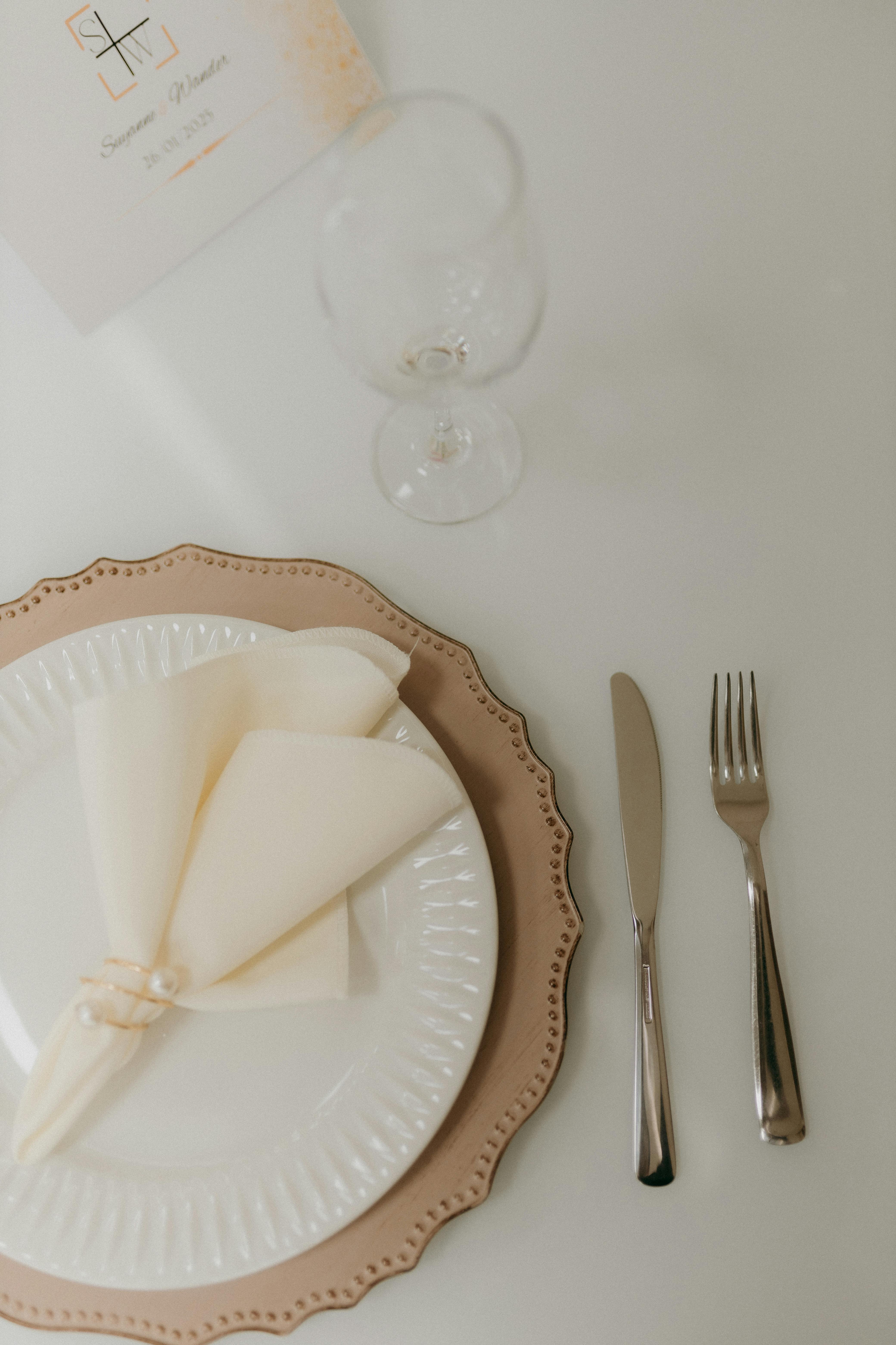 Une table décorée de serviettes de table | Source : Pexels