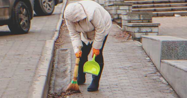 Une femme qui nettoie la rue | Source : Shutterstock