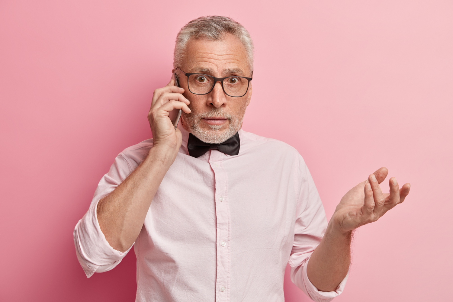 Un homme âgé qui parle au téléphone | Source : Freepik