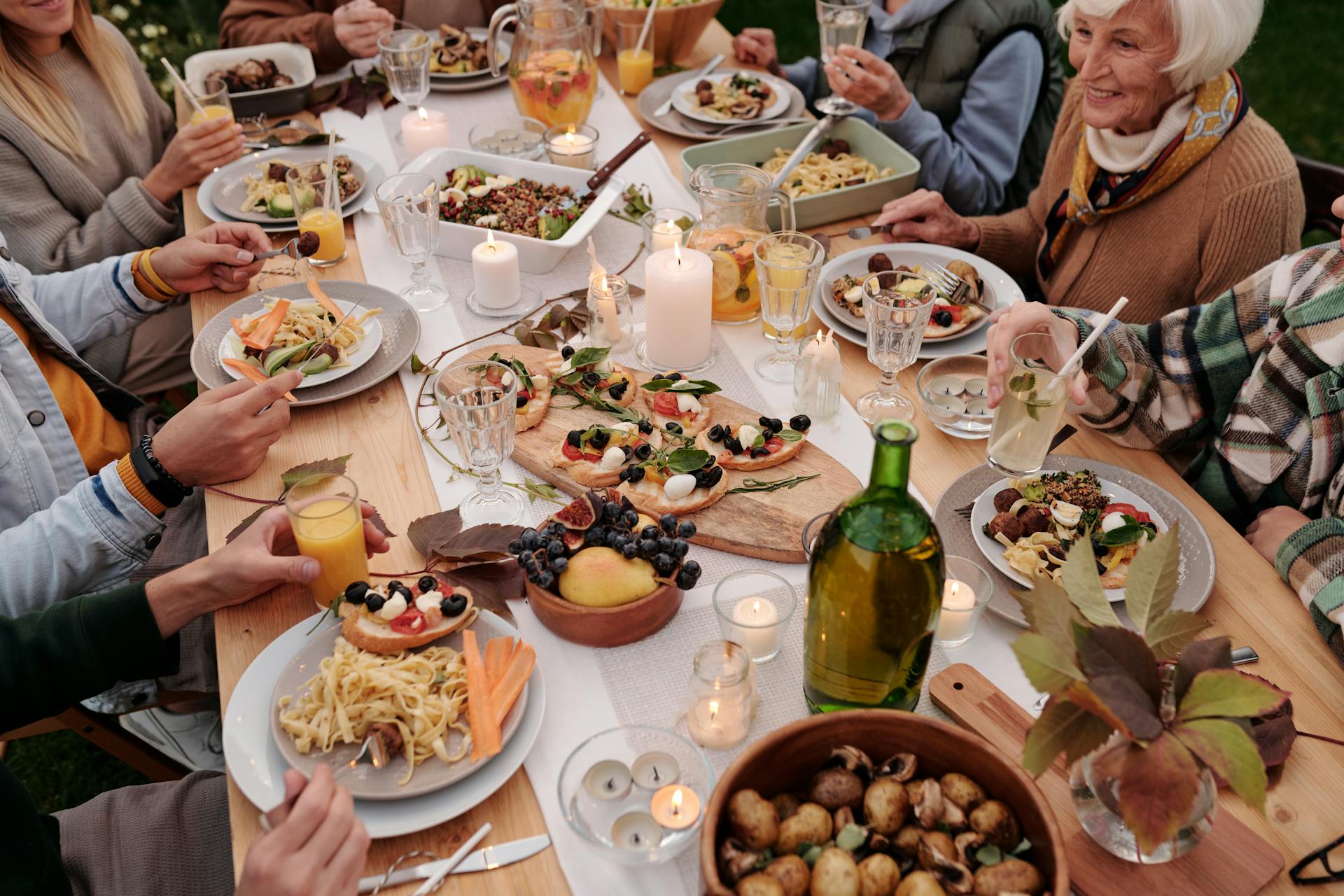 Des personnes se sont rassemblées lors d'un dîner festif | Source : Pexels