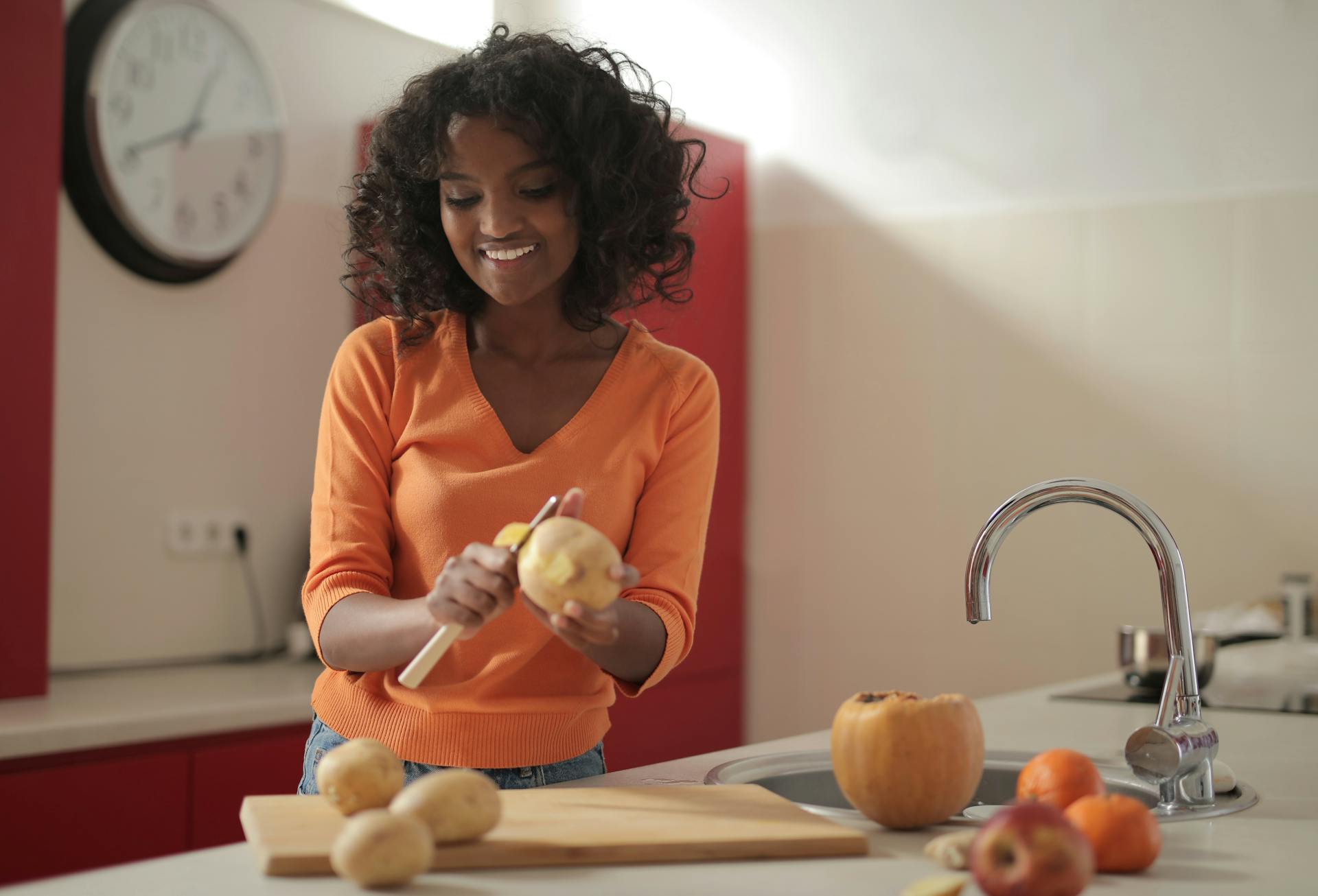 Une femme en train d'éplucher des pommes de terre | Source : Pexels