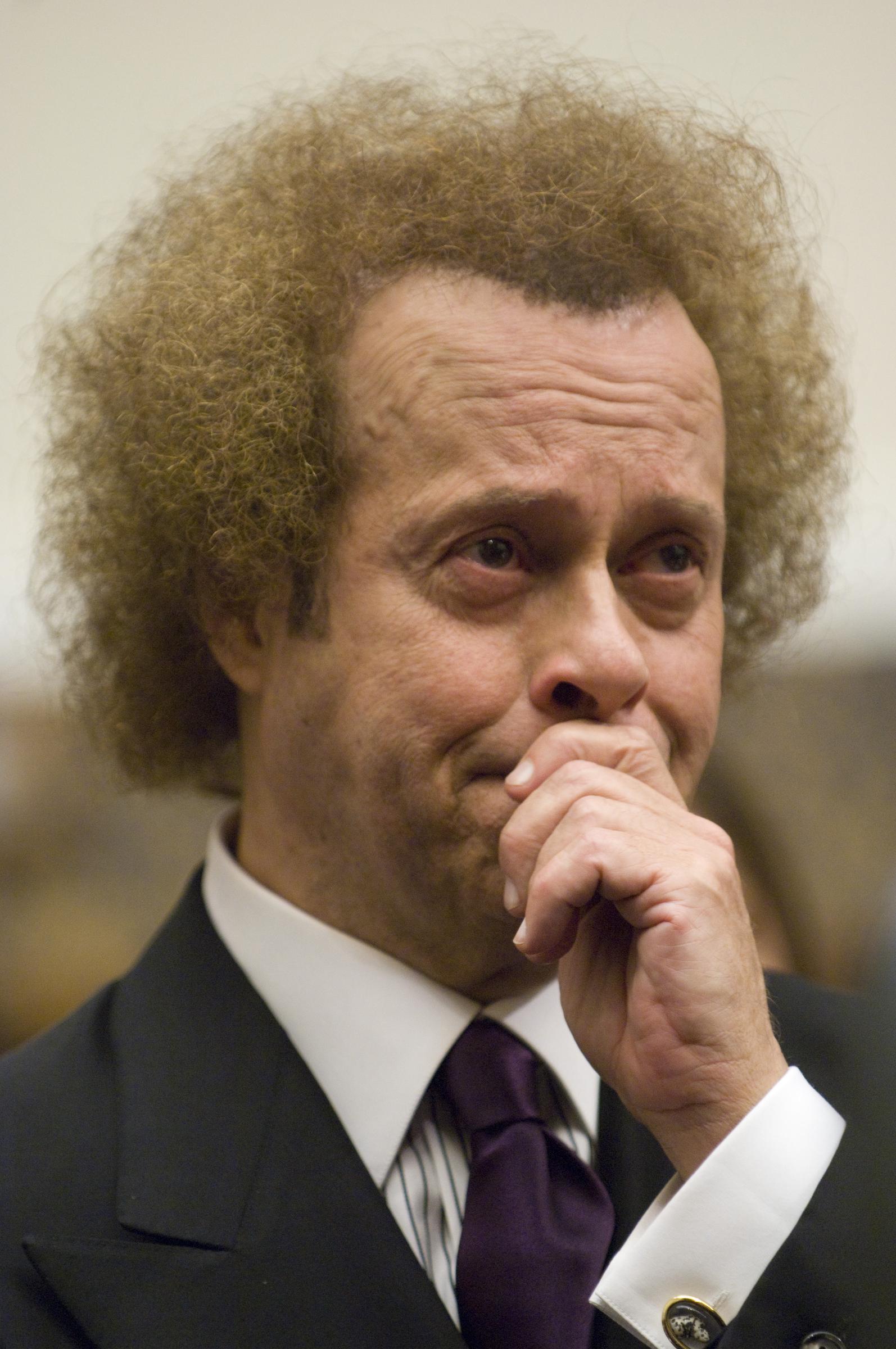 Richard Simmons pleure lors de l'audition sur "l'amélioration de l'éducation physique et la réduction de l'obésité infantile" le 24 juillet 2008 | Source : Getty Images