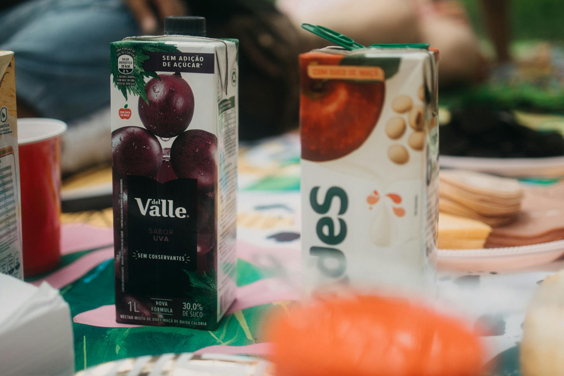 Boîtes de jus de fruits sur une table | Source : Pexels