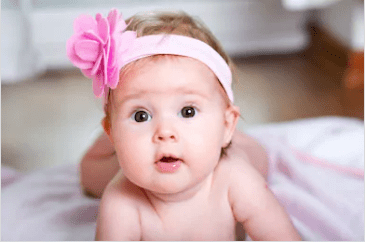 Le portrait d’une adorable petite fille. | Shutterstock