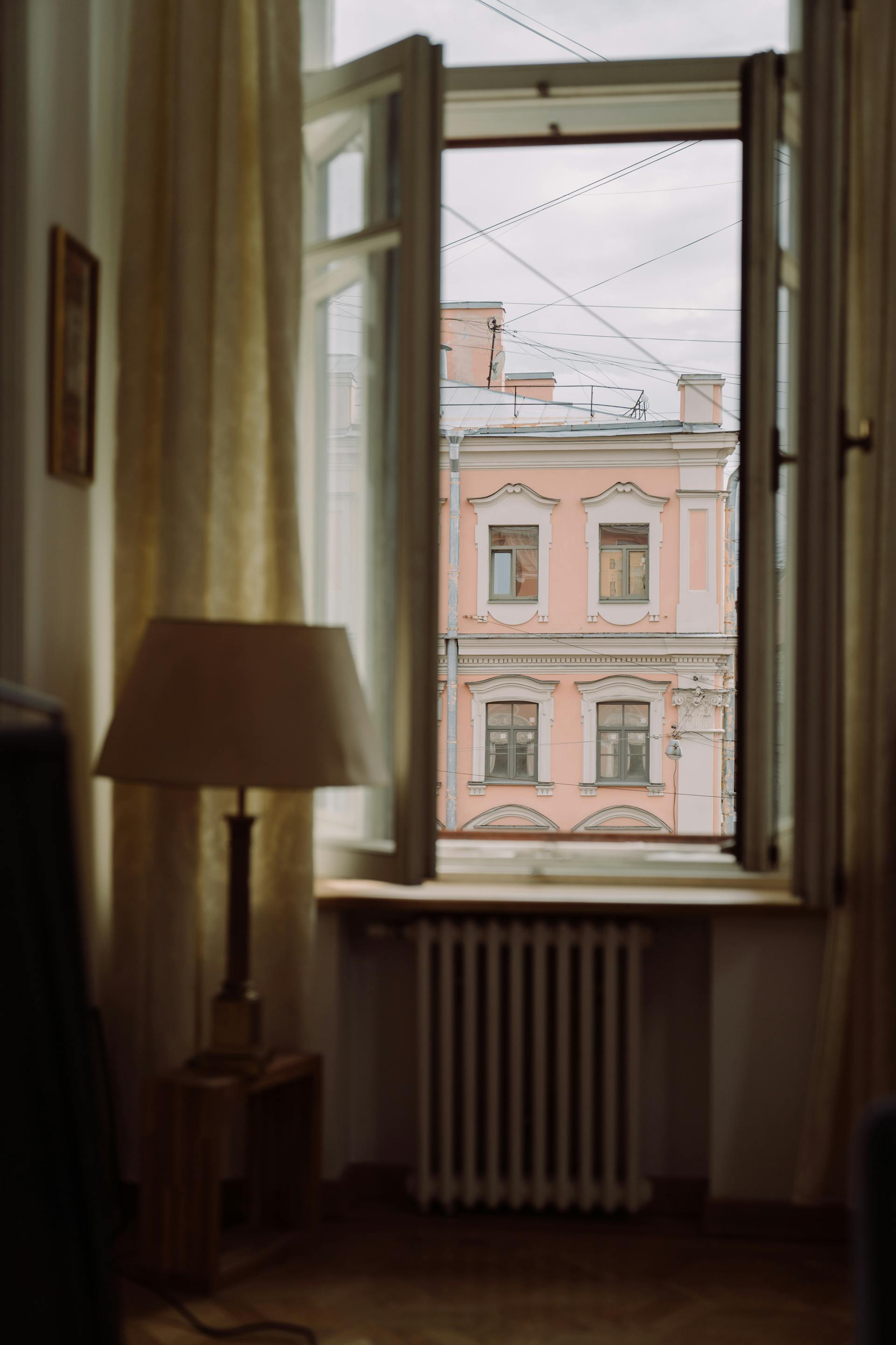 Vue de la fenêtre d'un bâtiment situé de l'autre côté de la rue | Source : Pexels