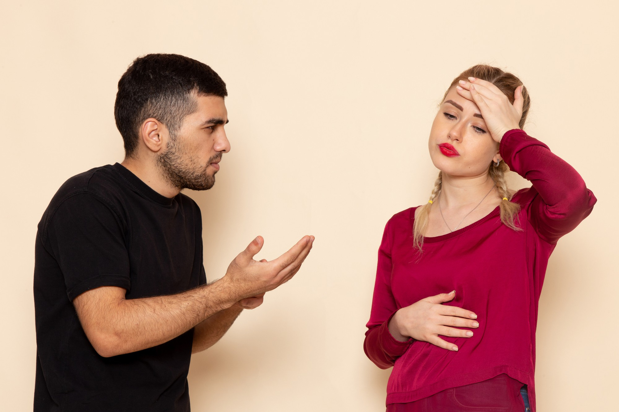 Un homme bouleversé qui parle à une femme | Source : Freepik